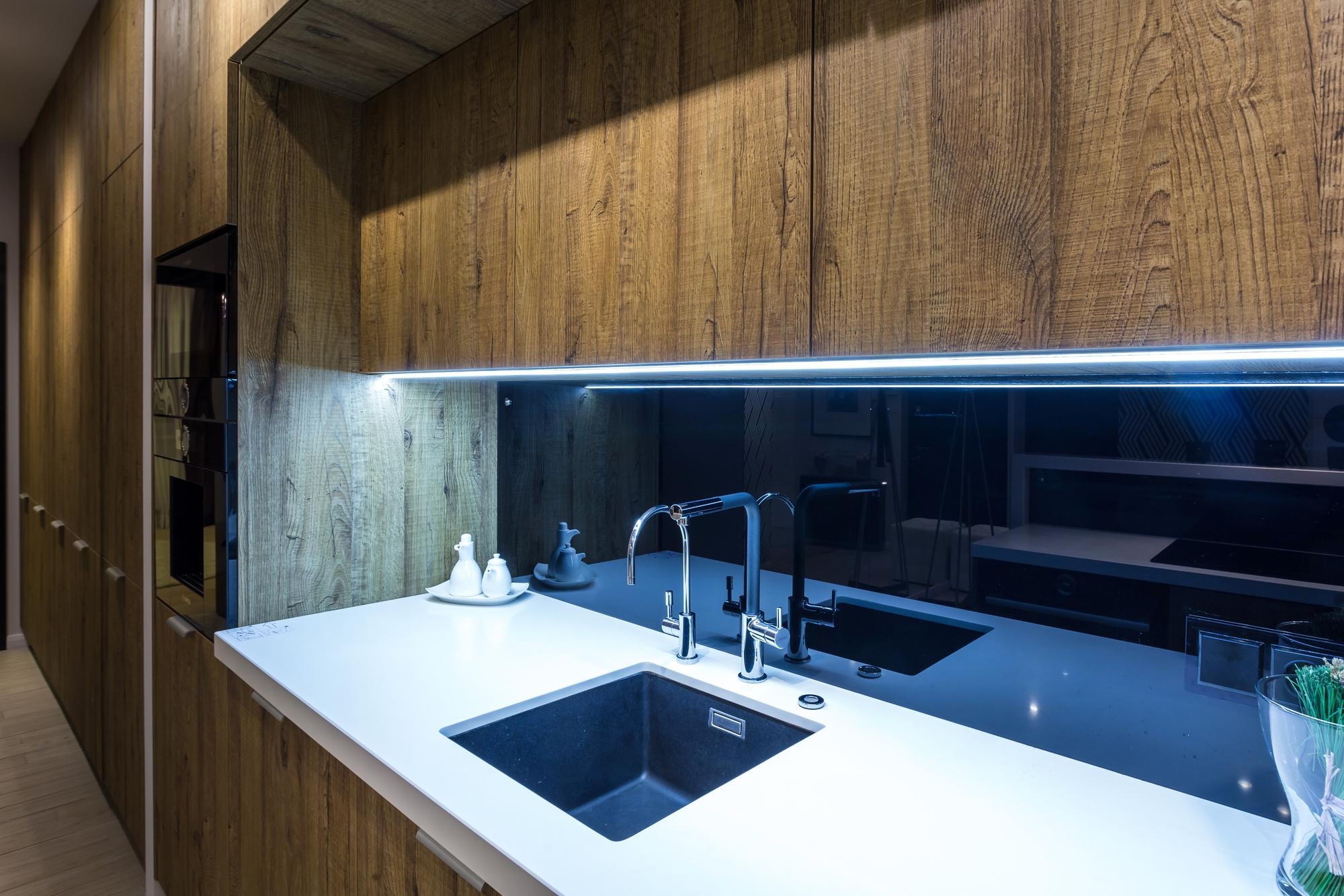 Konyhai üveg hátfalak: hogyan válassz stílus, fény és főzőtér szerint