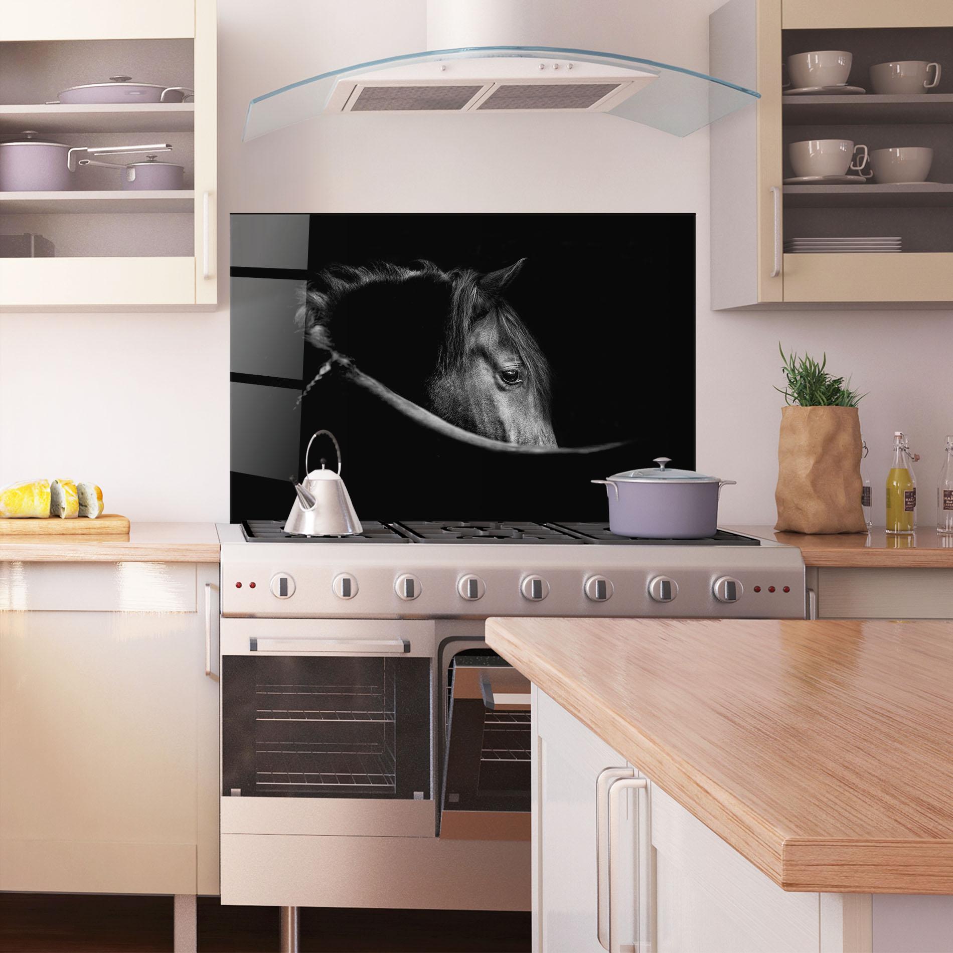 Konyhai üveg hátfal Black Horse Looking mockup 1