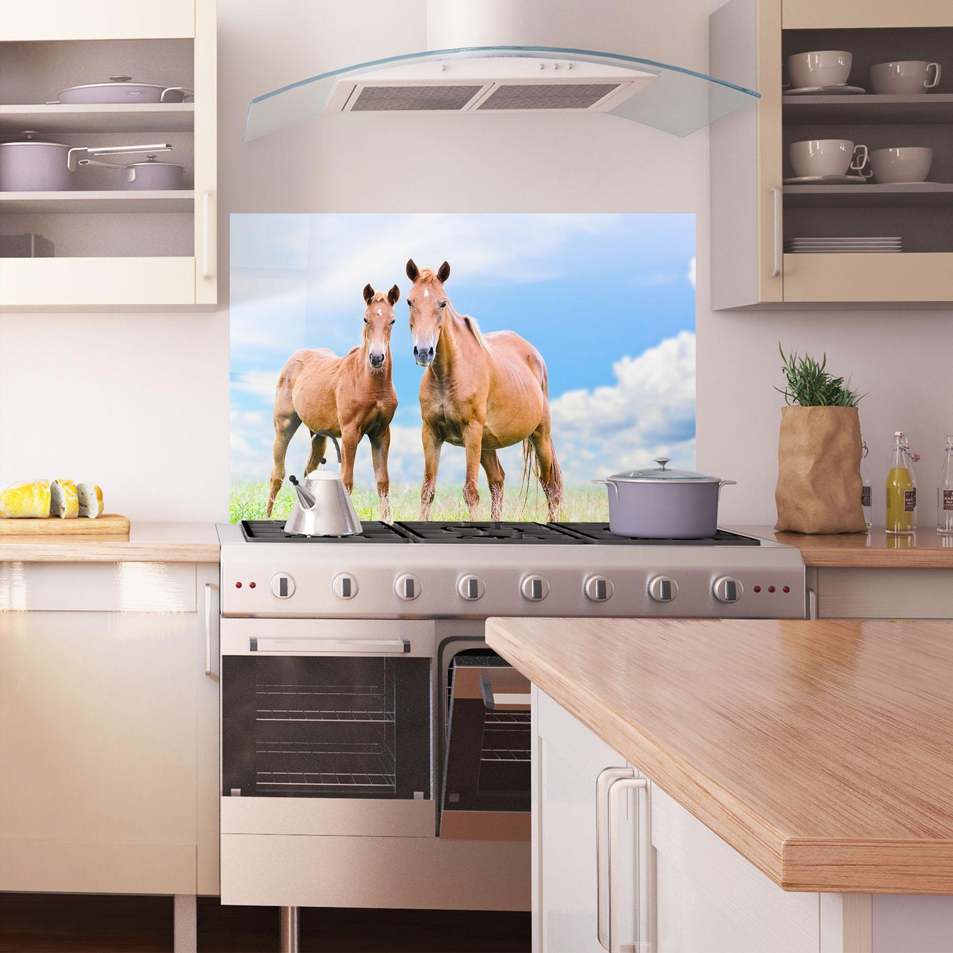 Konyhai üveg hátfal Brown Horse Looking mockup 1