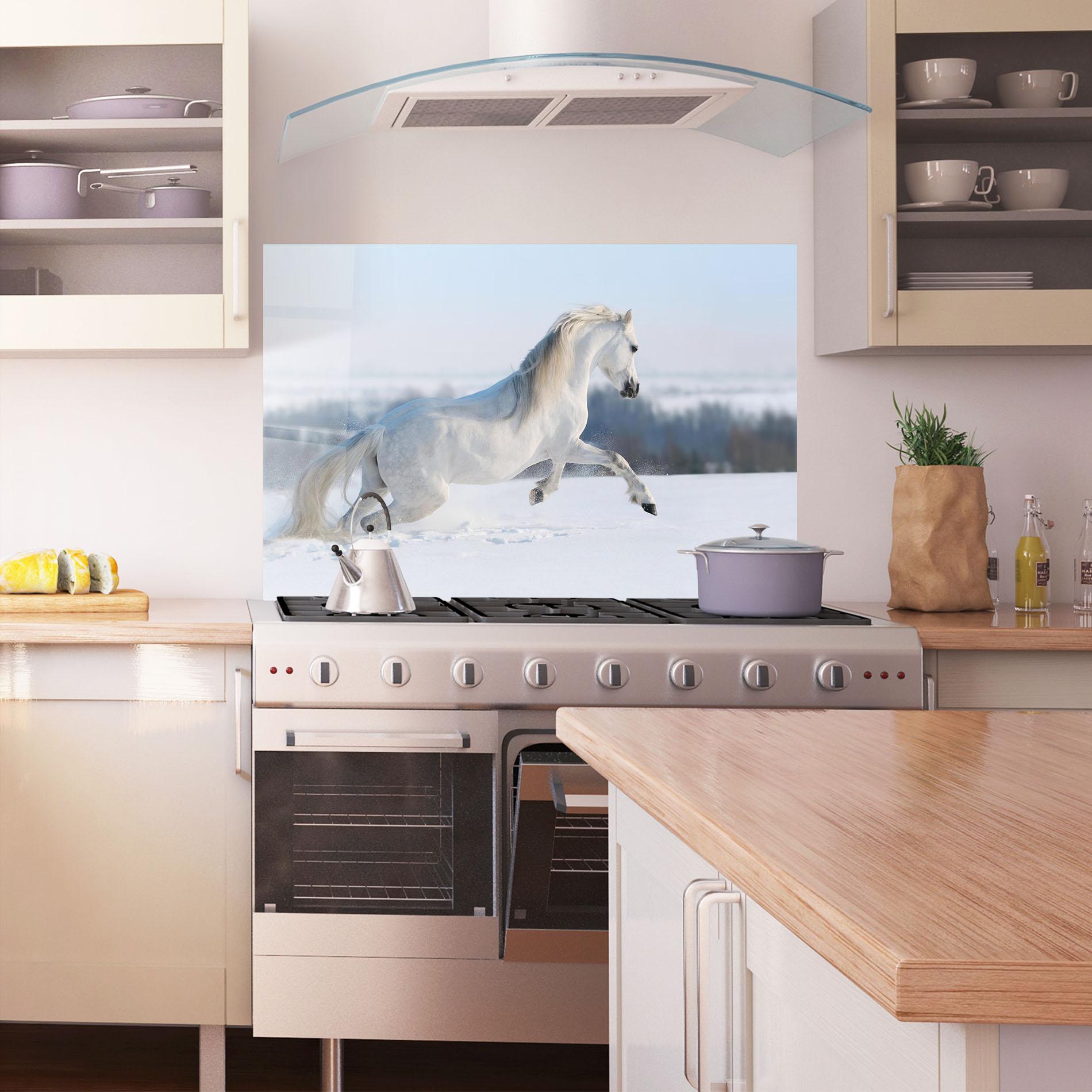 Konyhai üveg hátfal Snow Horse Running mockup 1