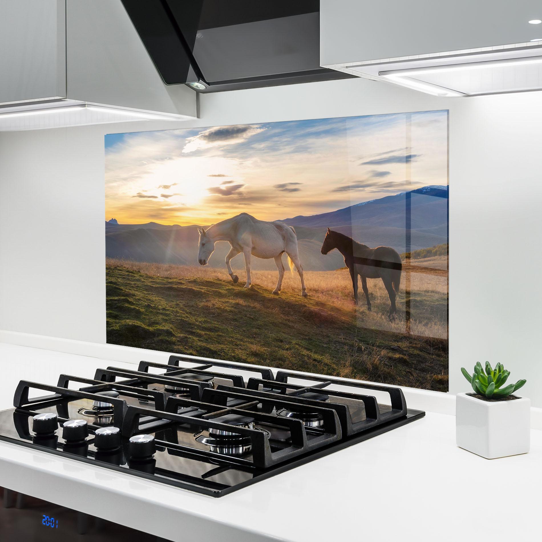 Konyhai üveg hátfal Mountain White Horse mockup 6