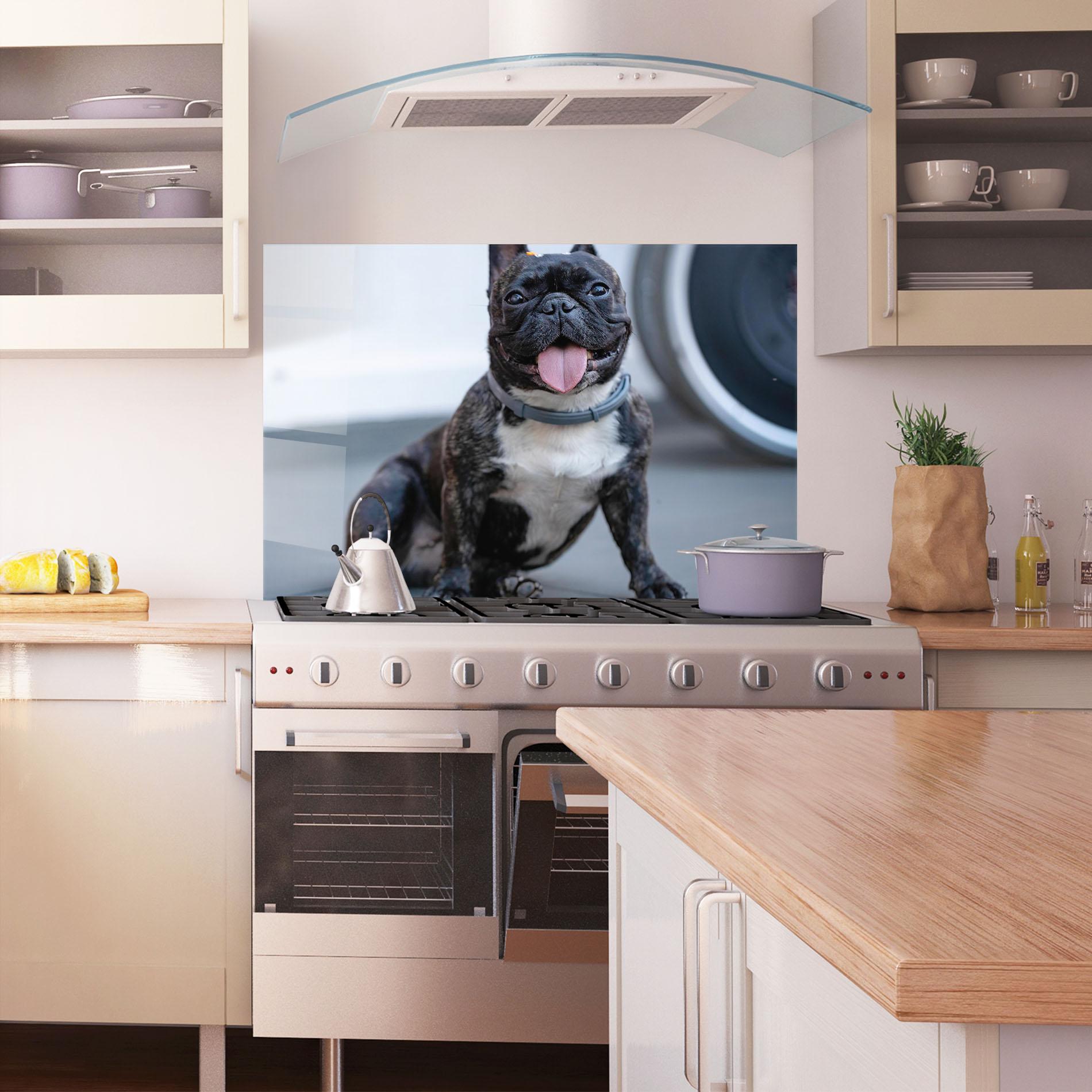 Konyhai üveg hátfal Happy Black Dog mockup 1