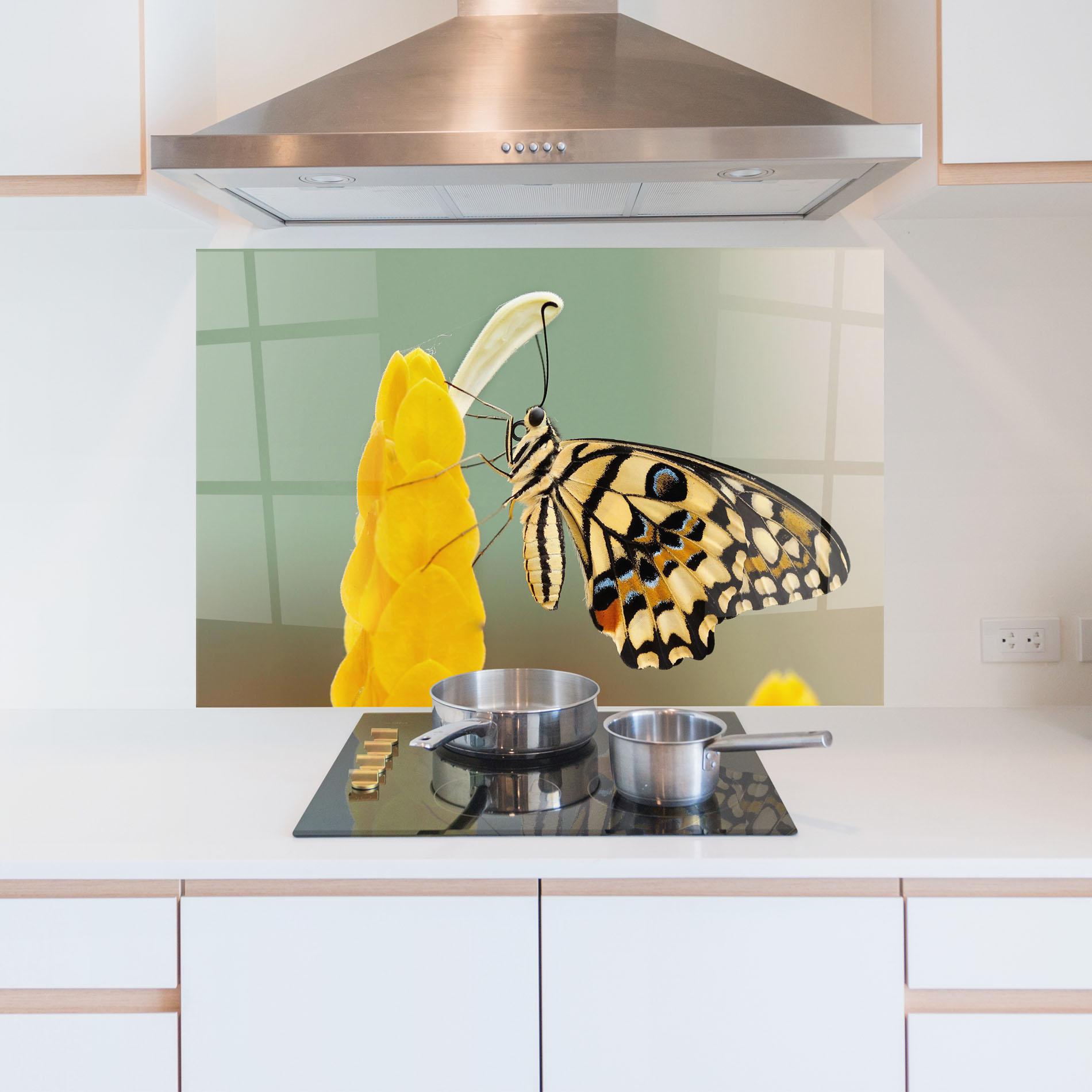 Konyhai üveg hátfal Cream Yellow Butterfly mockup 5