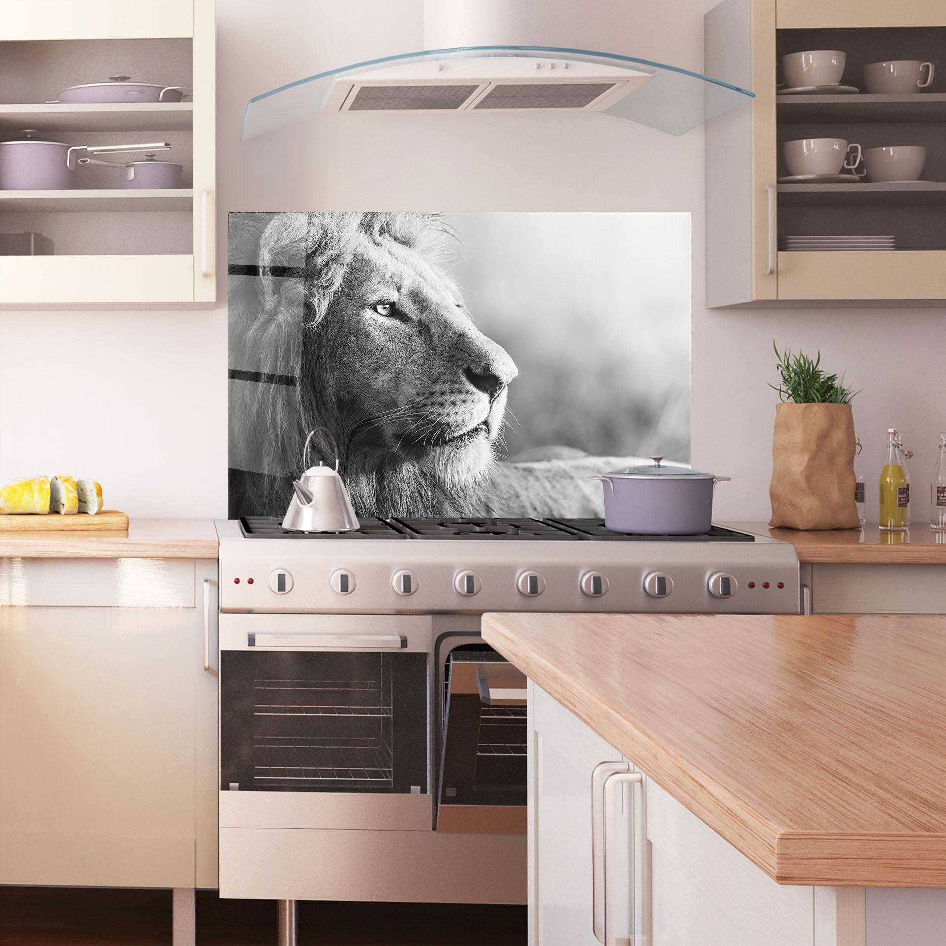 Konyhai üveg hátfal Grey Lion Head mockup 1