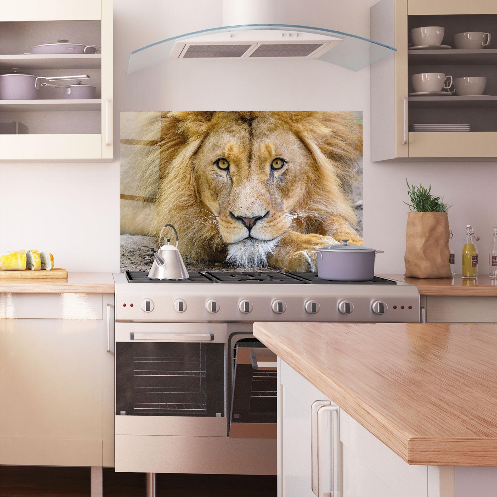 Konyhai üveg hátfal Lion Looking mockup 1