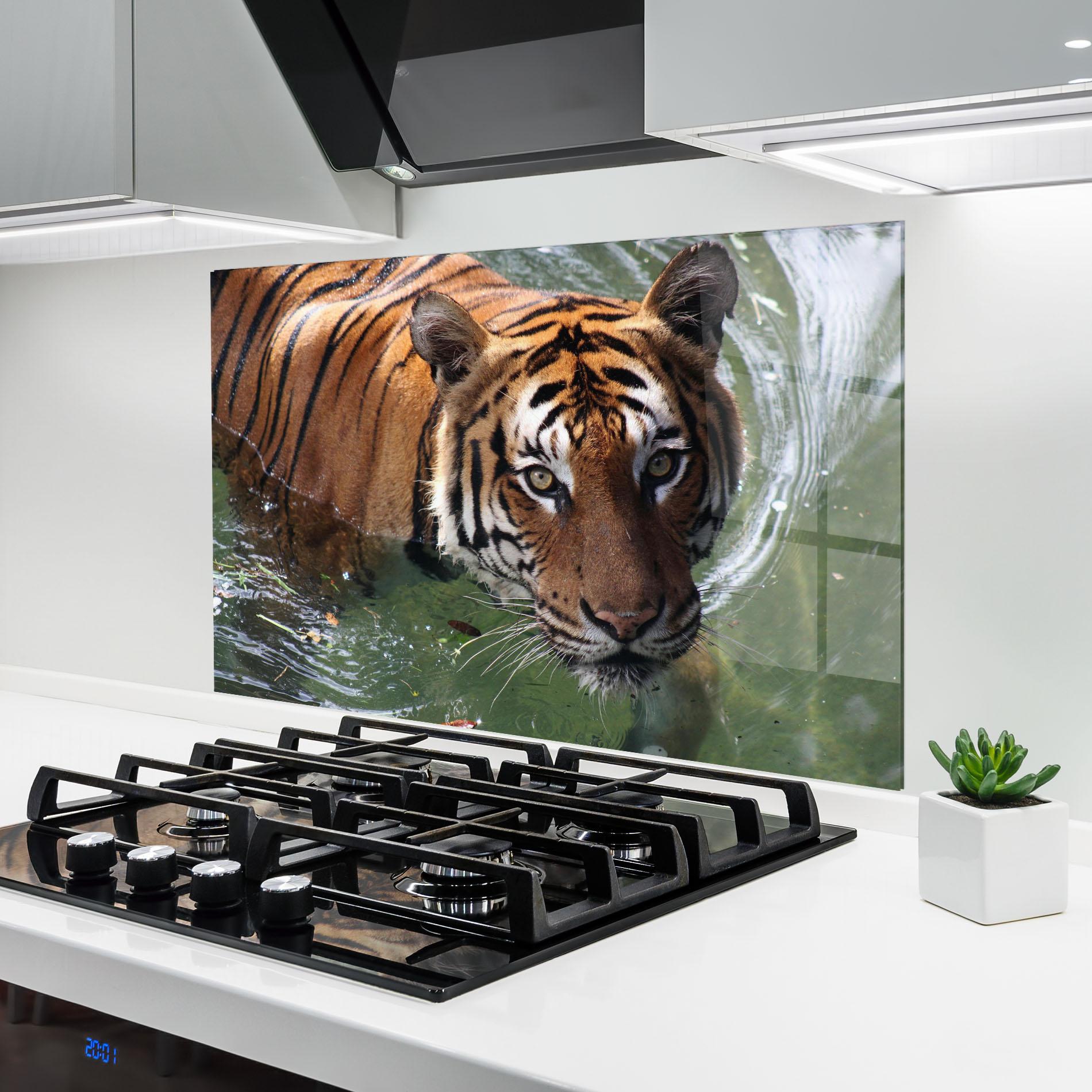 Konyhai üveg hátfal Tiger Swimming mockup 6