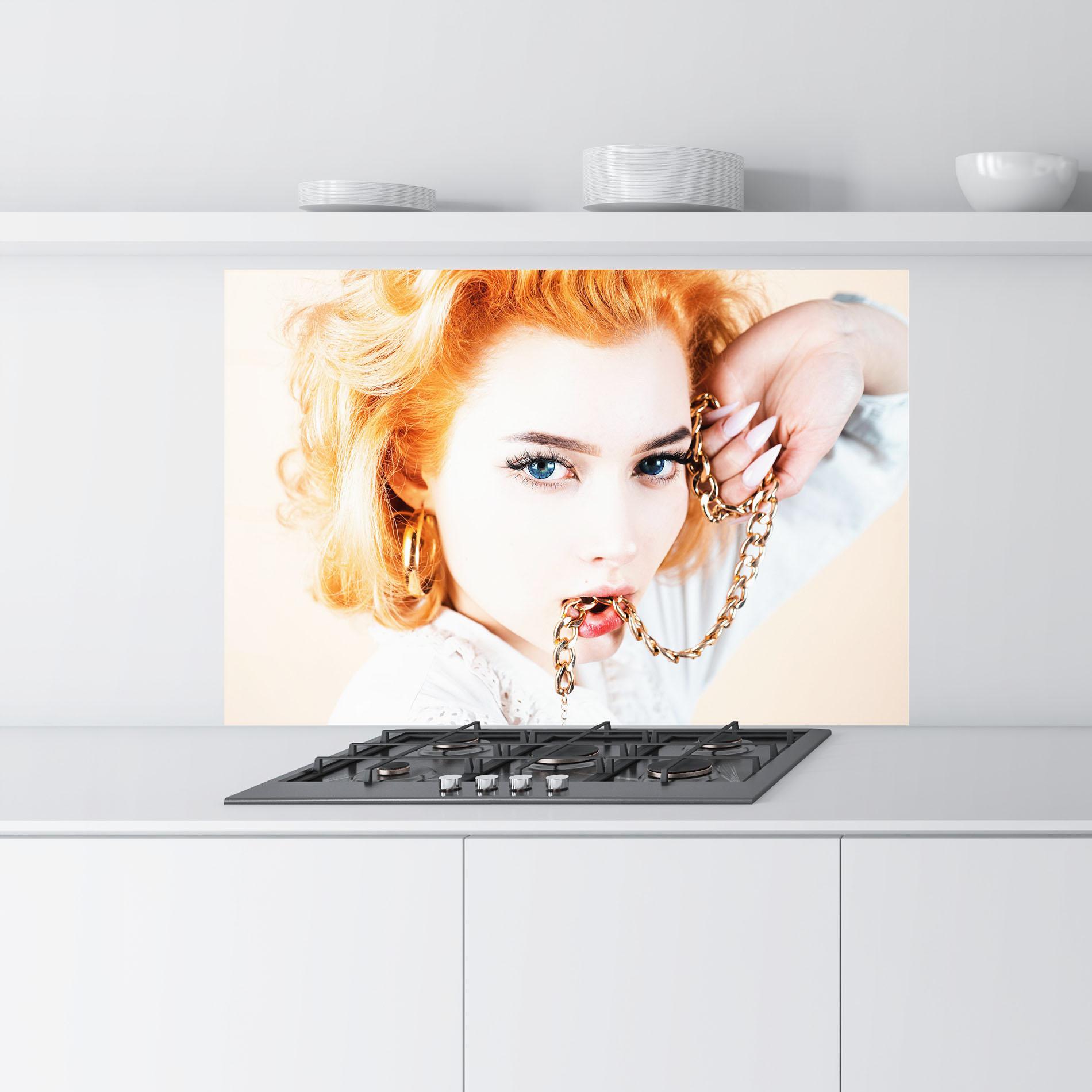 Konyhai üveg hátfal Lips Gold Chain mockup 9