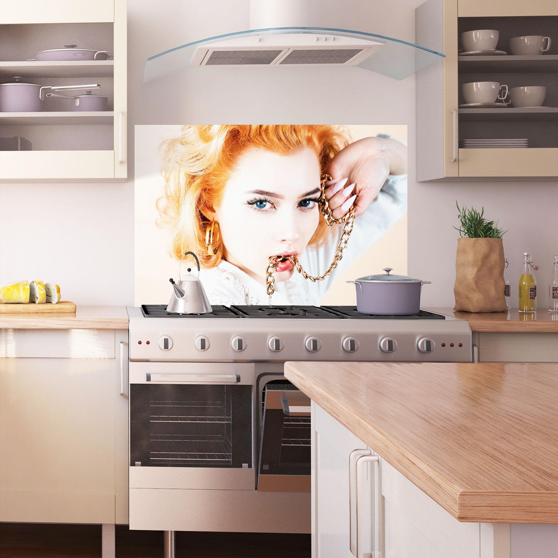 Konyhai üveg hátfal Lips Gold Chain mockup 1