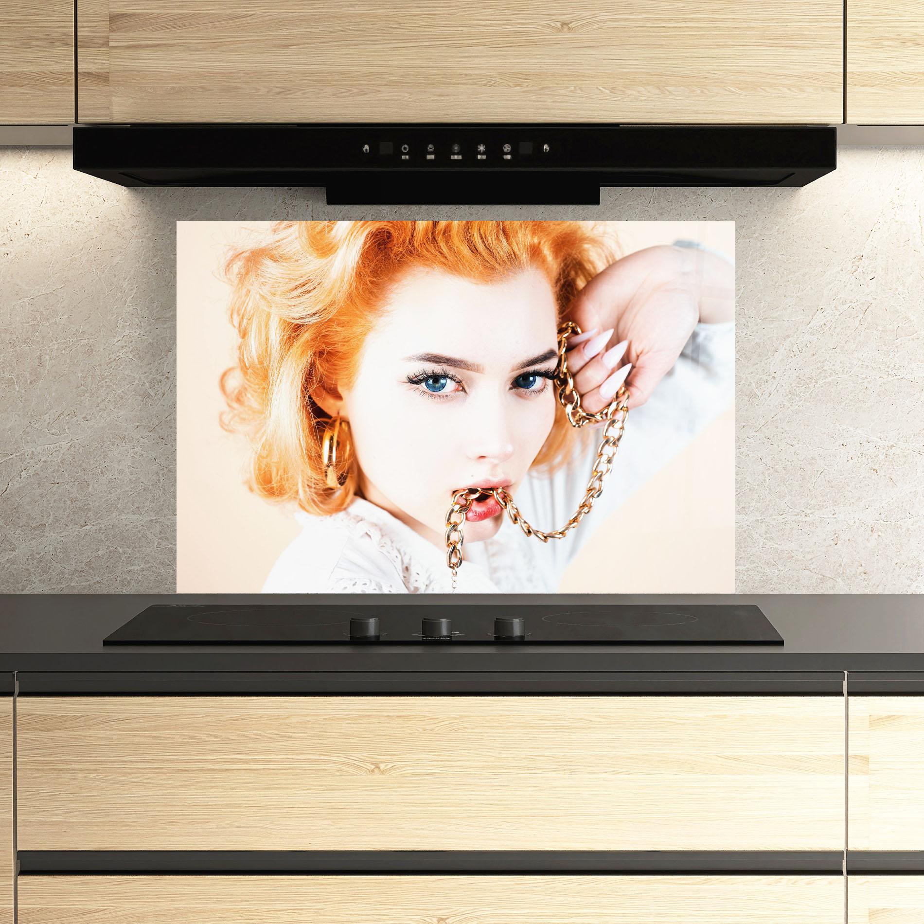 Konyhai üveg hátfal Lips Gold Chain mockup 3