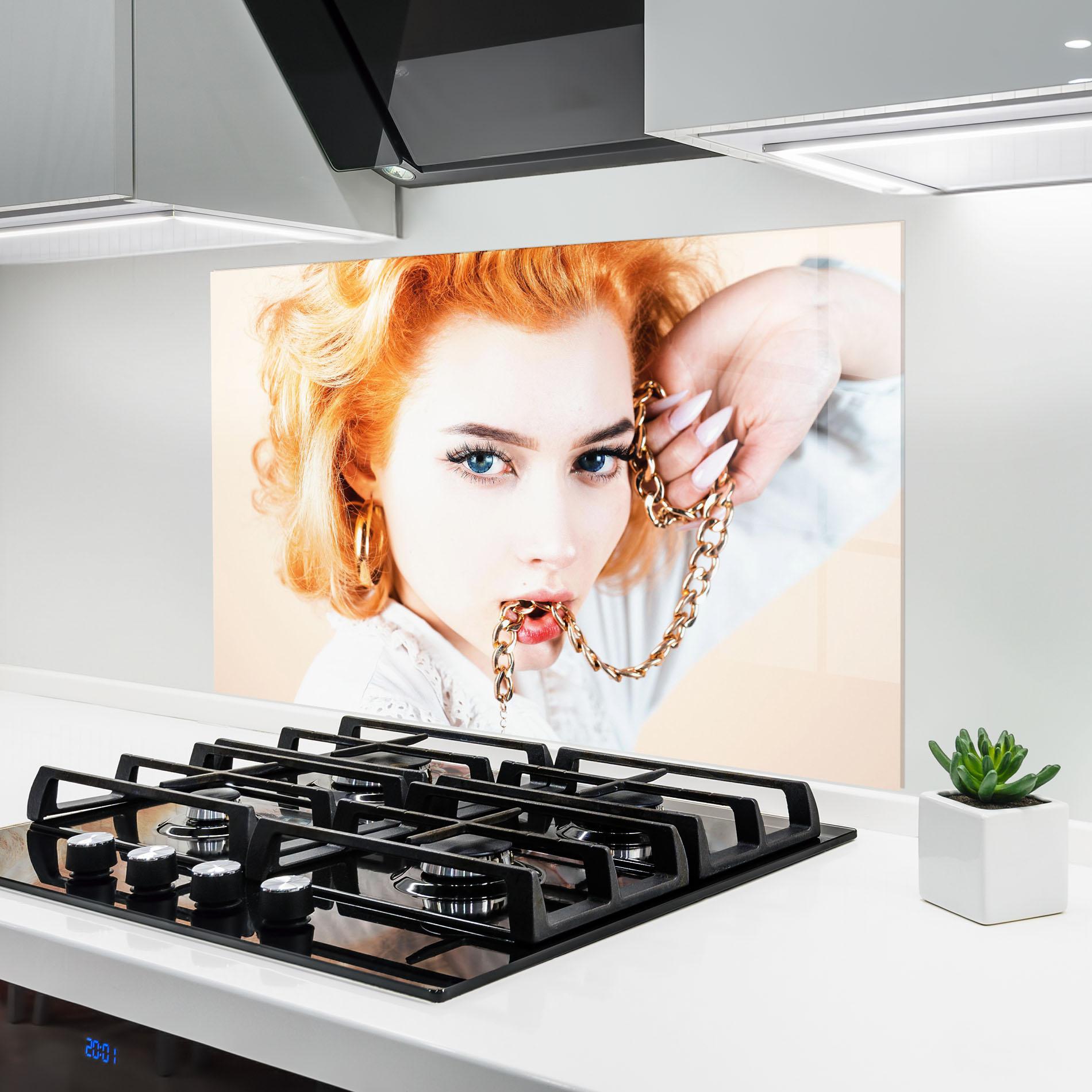 Konyhai üveg hátfal Lips Gold Chain mockup 6