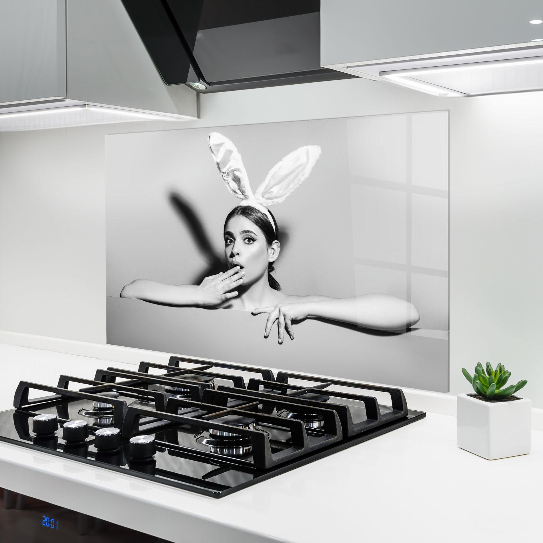 Konyhai üveg hátfal Bunny Ears Peeking mockup 6