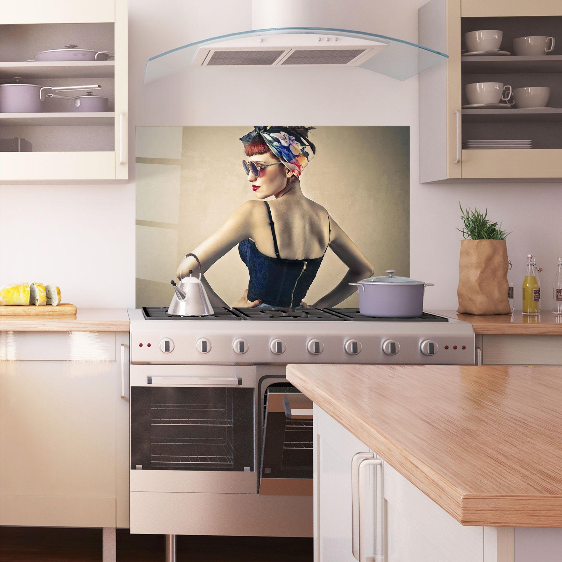 Konyhai üveg hátfal Pin Up Girl mockup 1