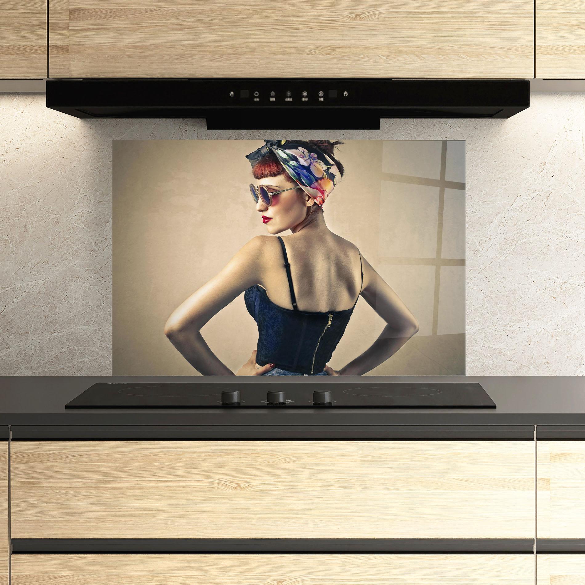 Konyhai üveg hátfal Pin Up Girl mockup 3