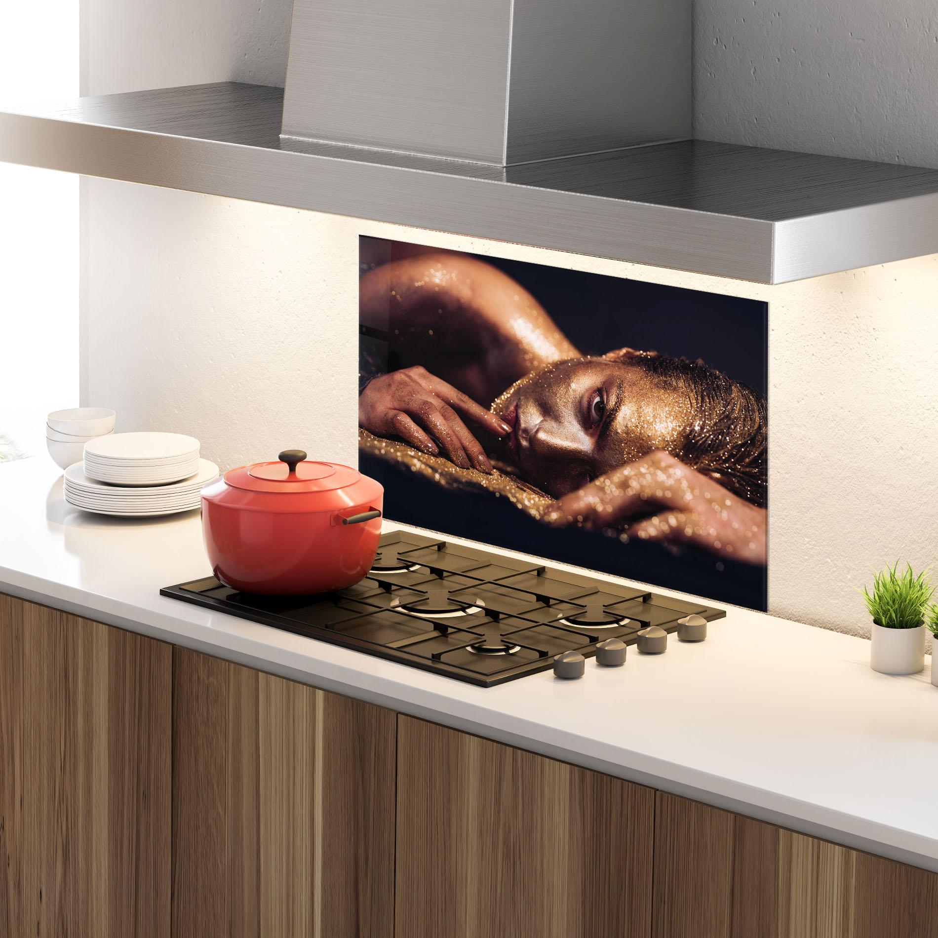 Konyhai üveg hátfal Gold Vogue Woman mockup 4