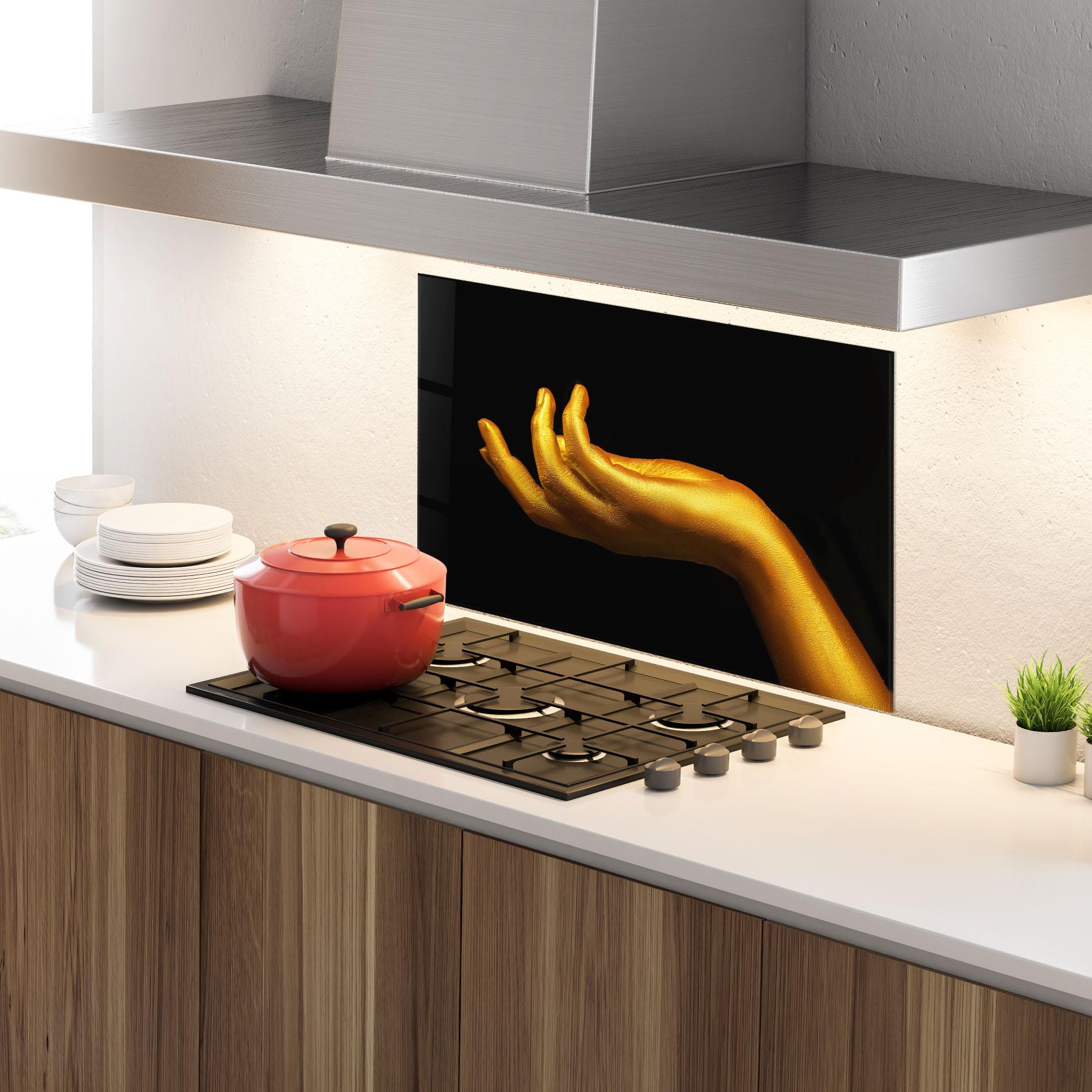 Konyhai üveg hátfal Strong Gold Hand mockup 4