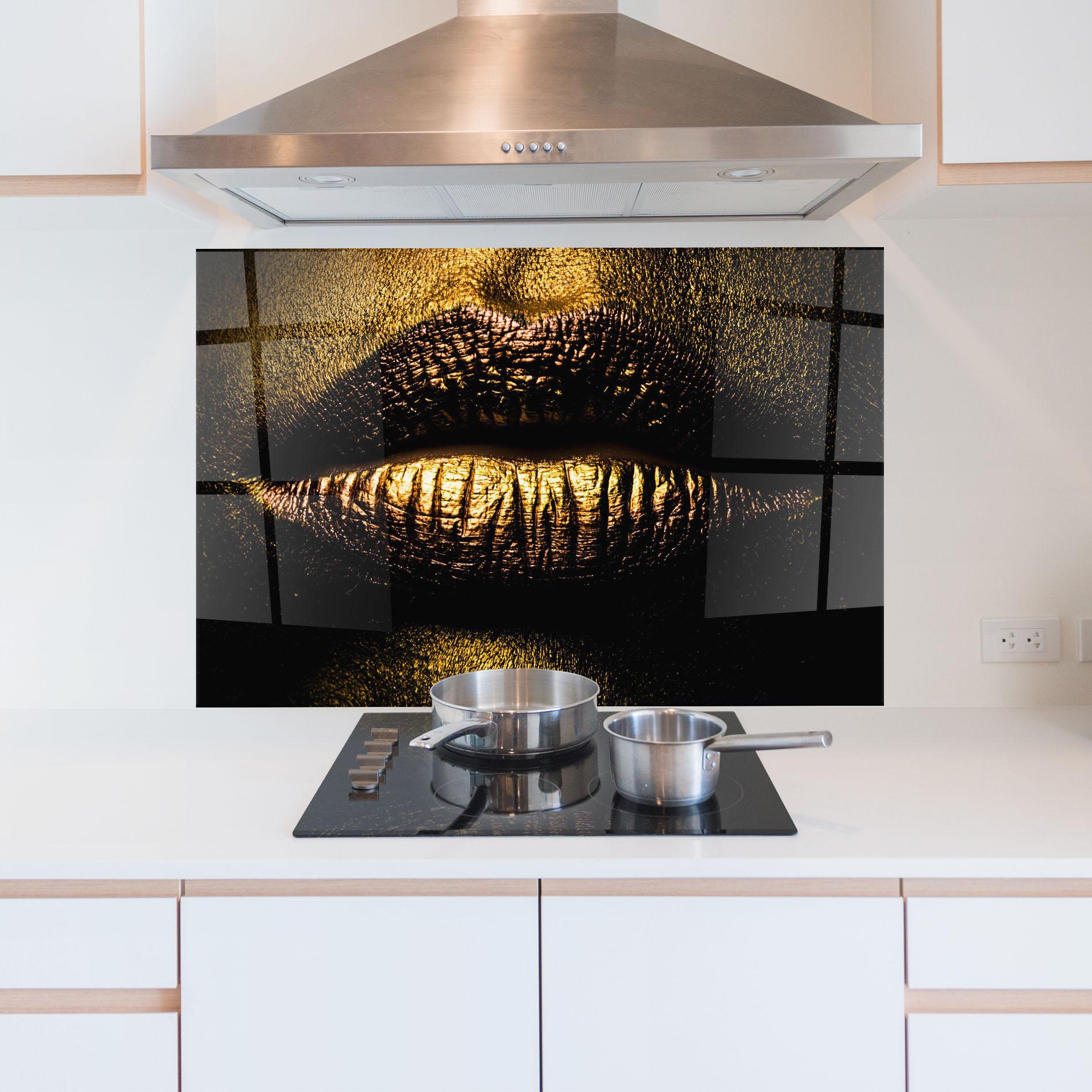 Konyhai üveg hátfal Gold Metal Lips mockup 5