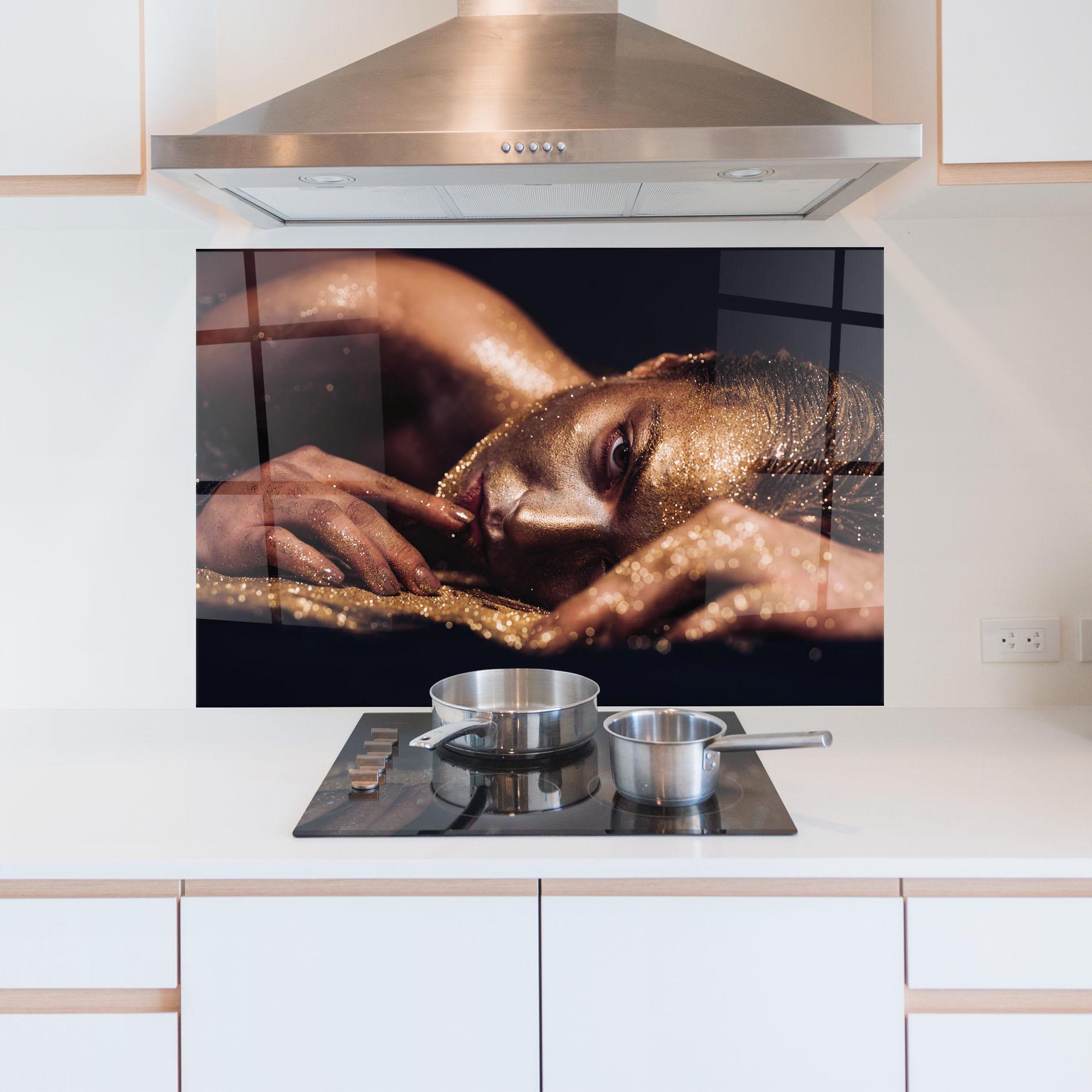 Konyhai üveg hátfal Gold Vogue Woman mockup 5