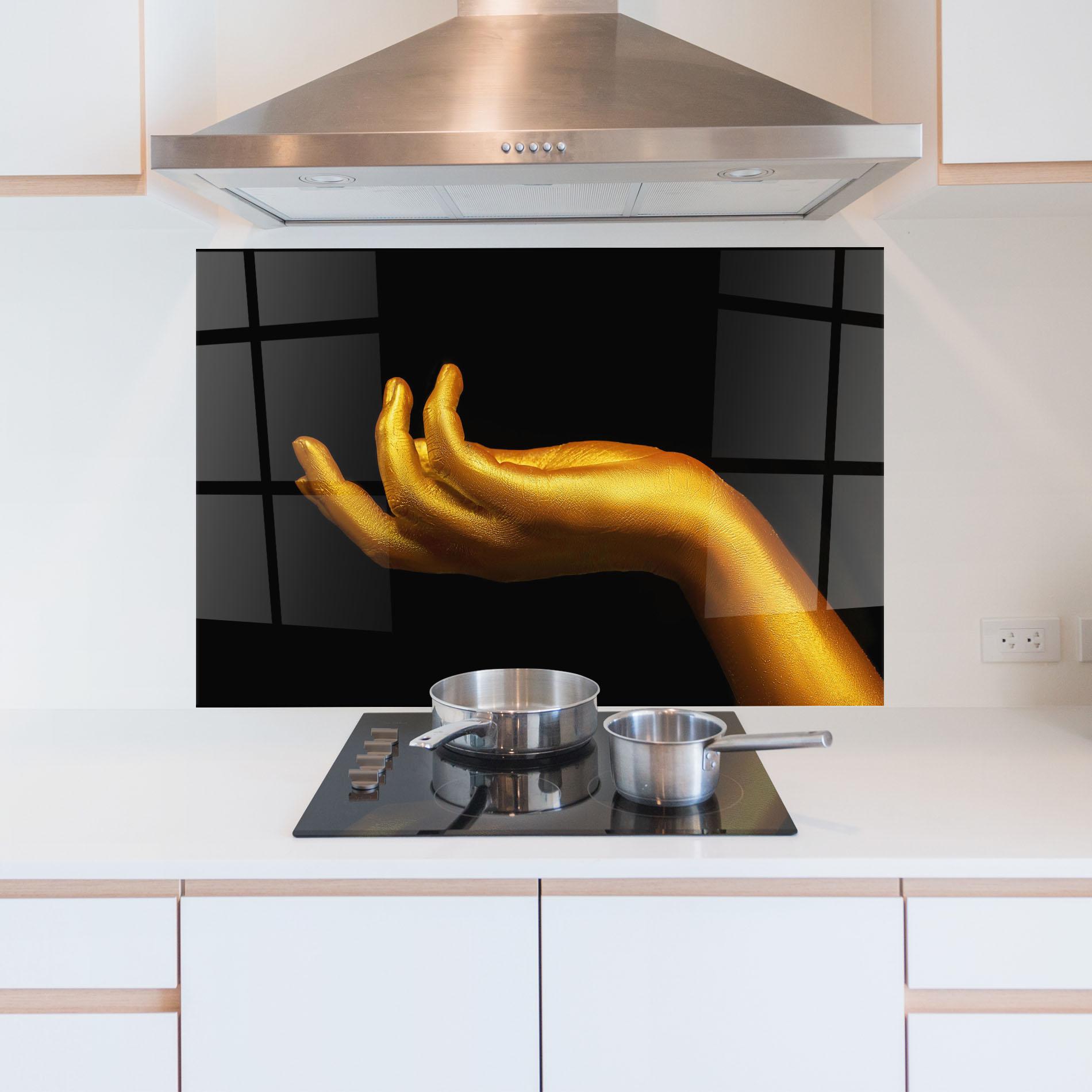 Konyhai üveg hátfal Strong Gold Hand mockup 5