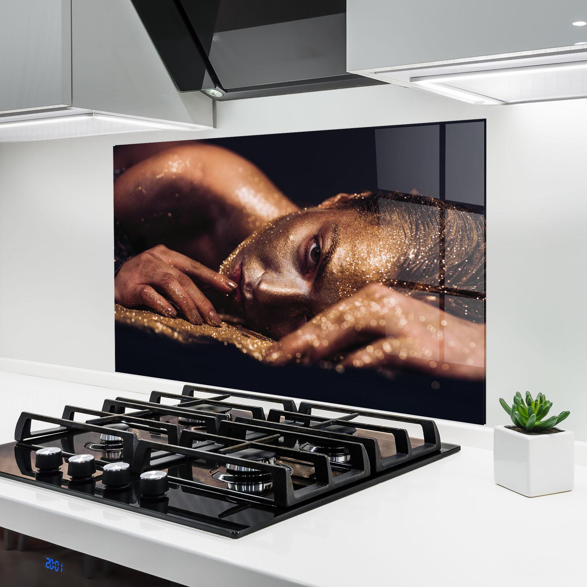 Konyhai üveg hátfal Gold Vogue Woman mockup 6