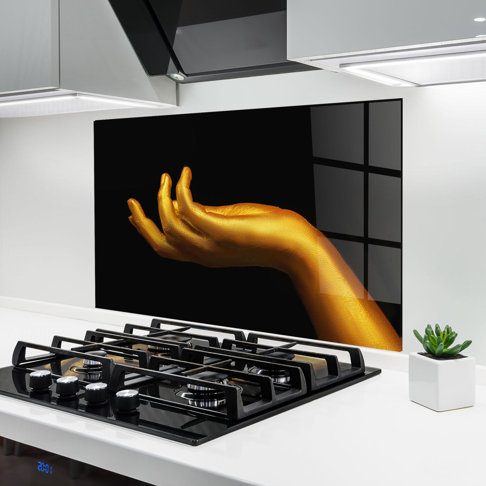 Konyhai üveg hátfal Strong Gold Hand mockup 6