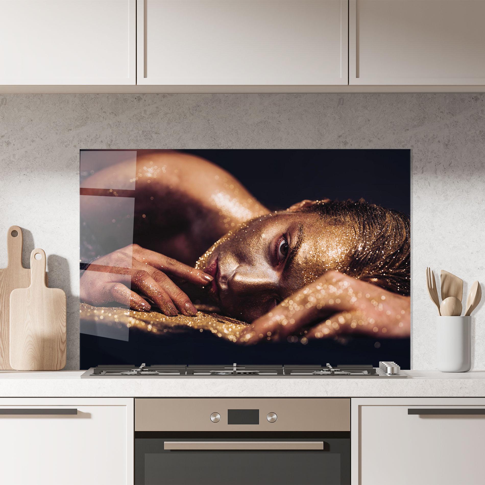 Konyhai üveg hátfal Gold Vogue Woman mockup 7