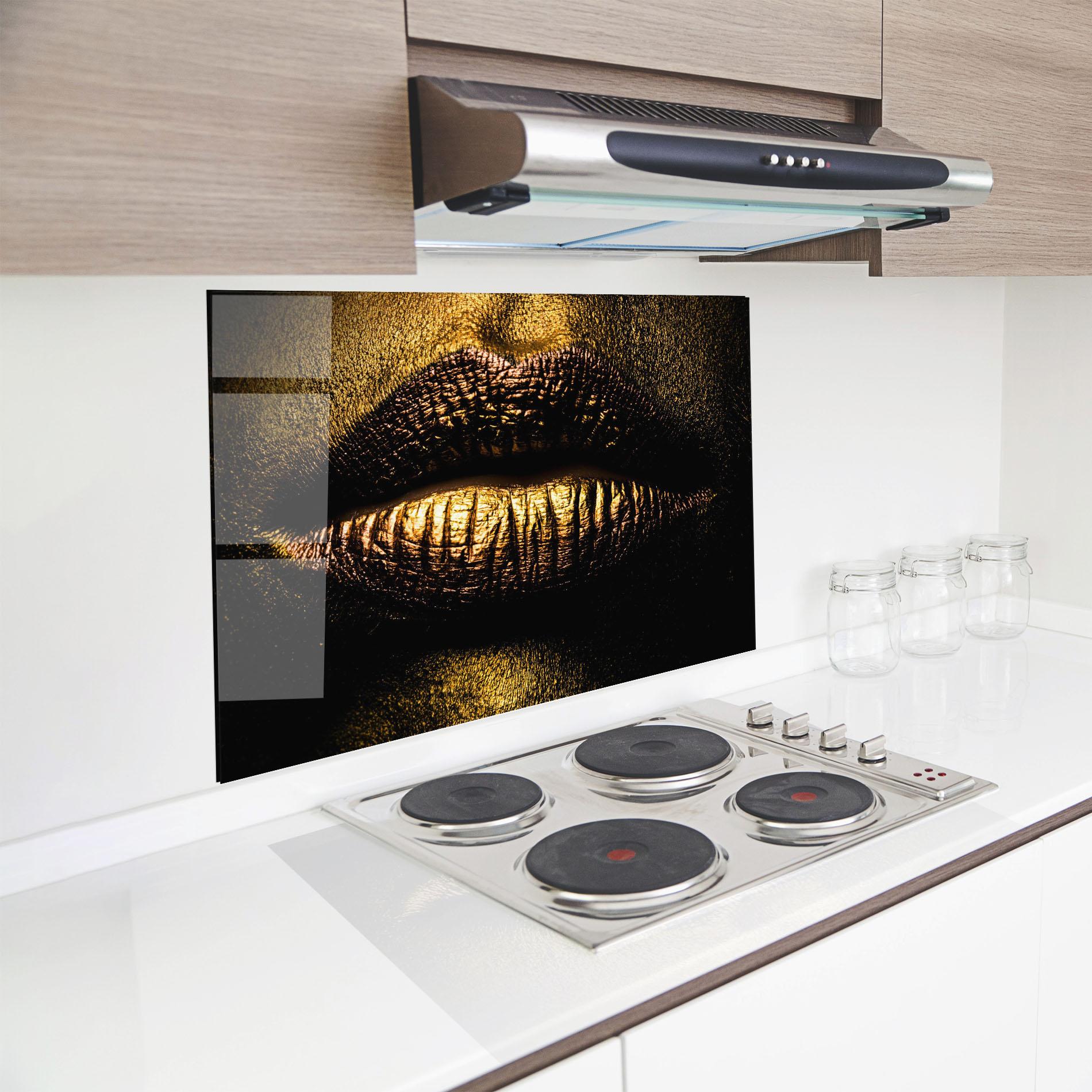 Konyhai üveg hátfal Gold Metal Lips mockup 8