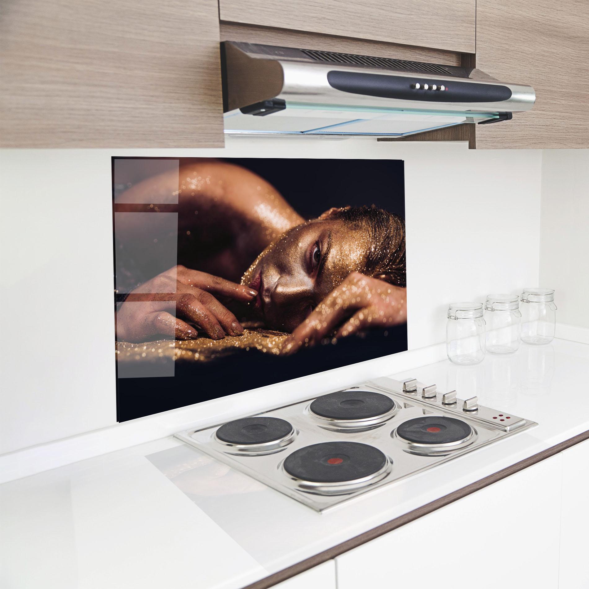 Konyhai üveg hátfal Gold Vogue Woman mockup 8