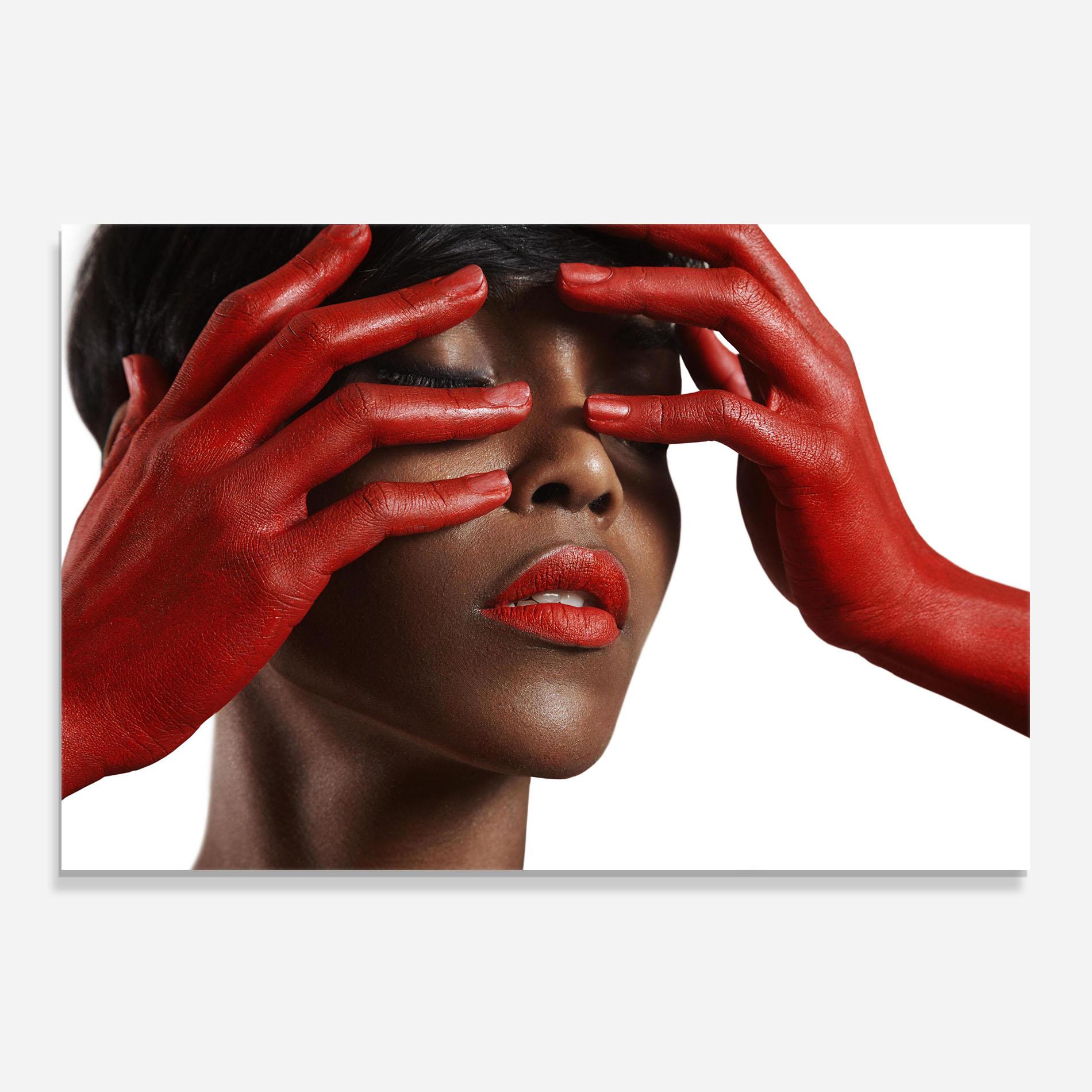 Konyhai üveg hátfal Red Hands Woman mockup 0