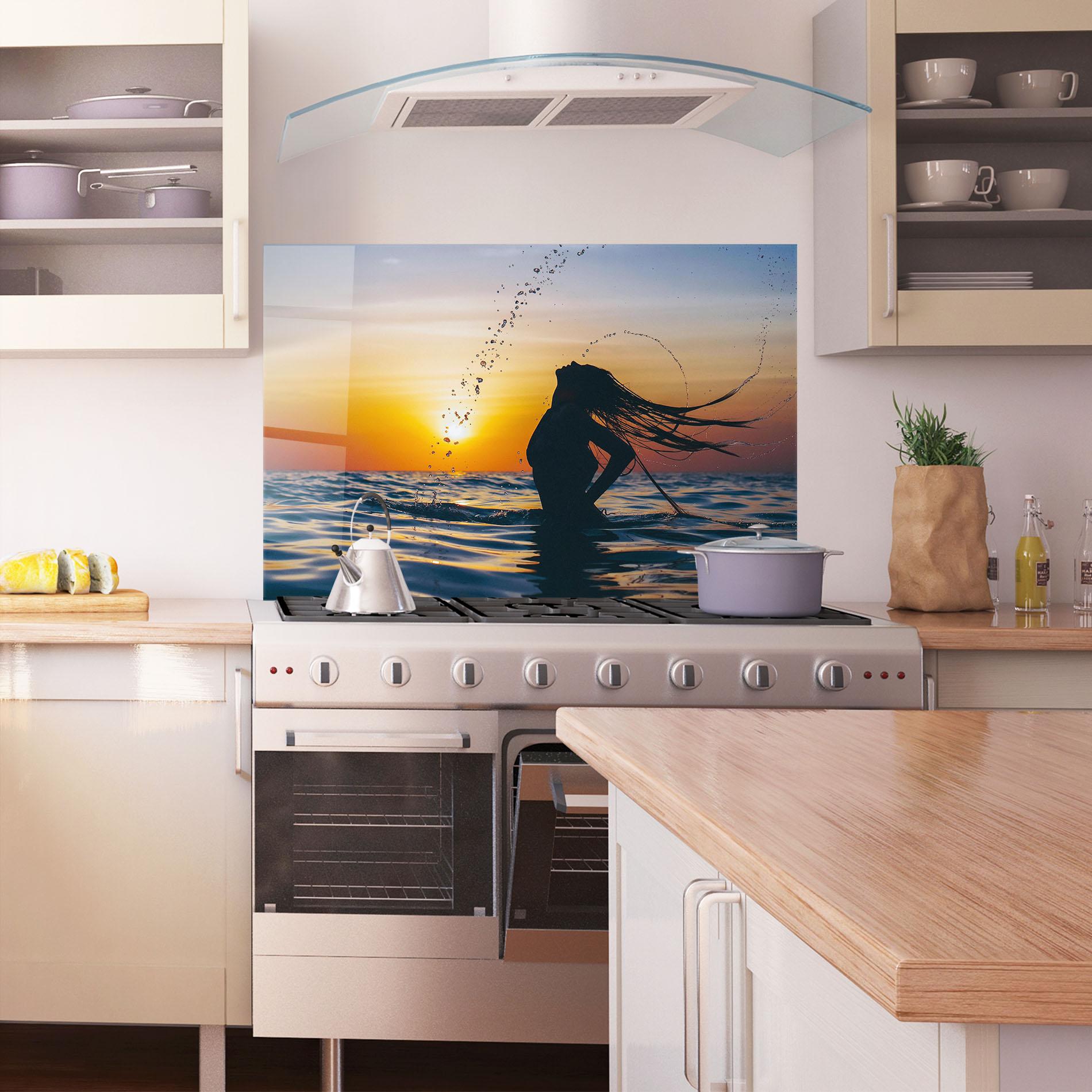Konyhai üveg hátfal Ocean Woman Shilouette mockup 1