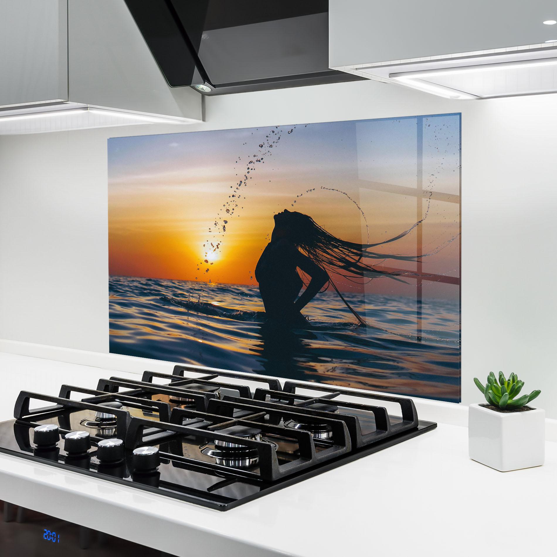 Konyhai üveg hátfal Ocean Woman Shilouette mockup 6