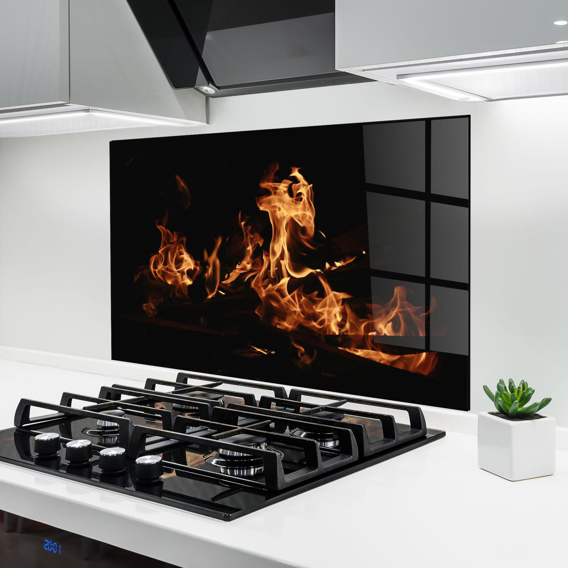 Konyhai üveg hátfal Fire On Black mockup 6