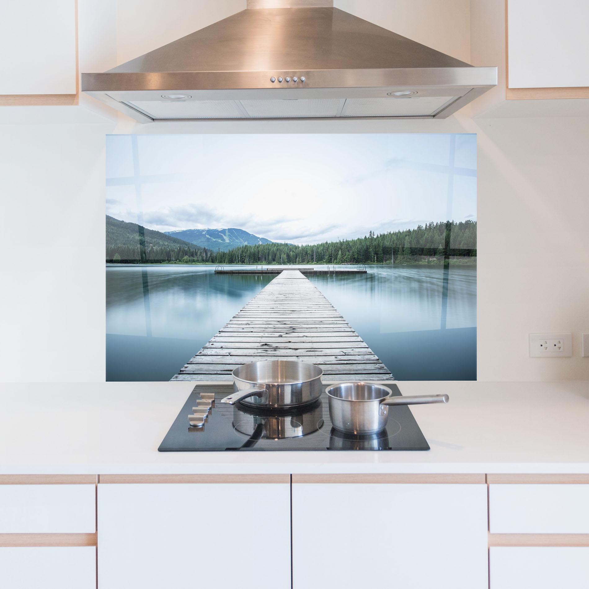 Konyhai üveg hátfal Lake Bridge View mockup 5