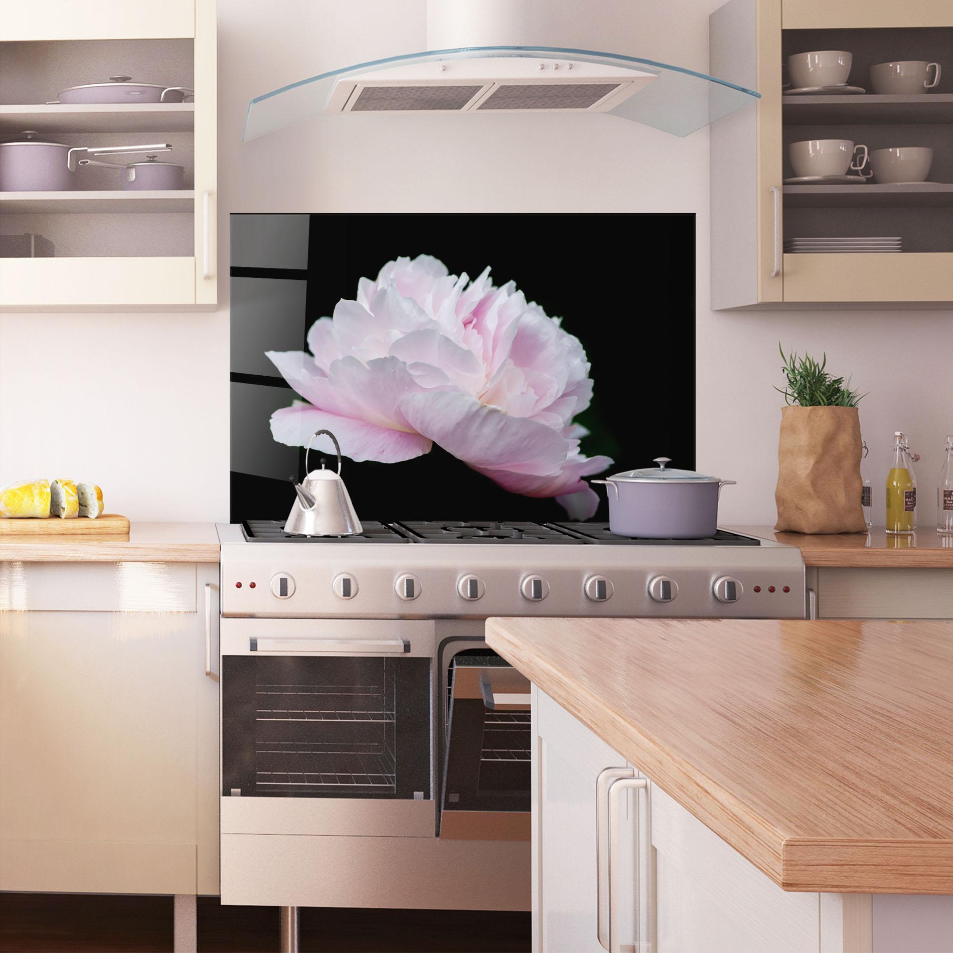 Konyhai üveg hátfal Pastel Peony On Black mockup 1