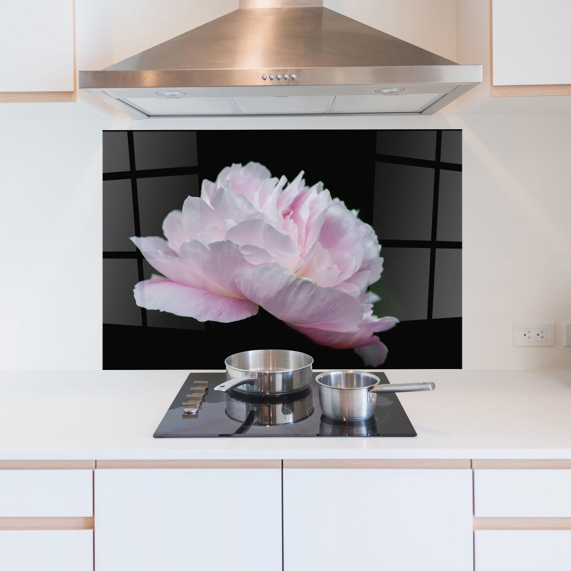 Konyhai üveg hátfal Pastel Peony On Black mockup 5