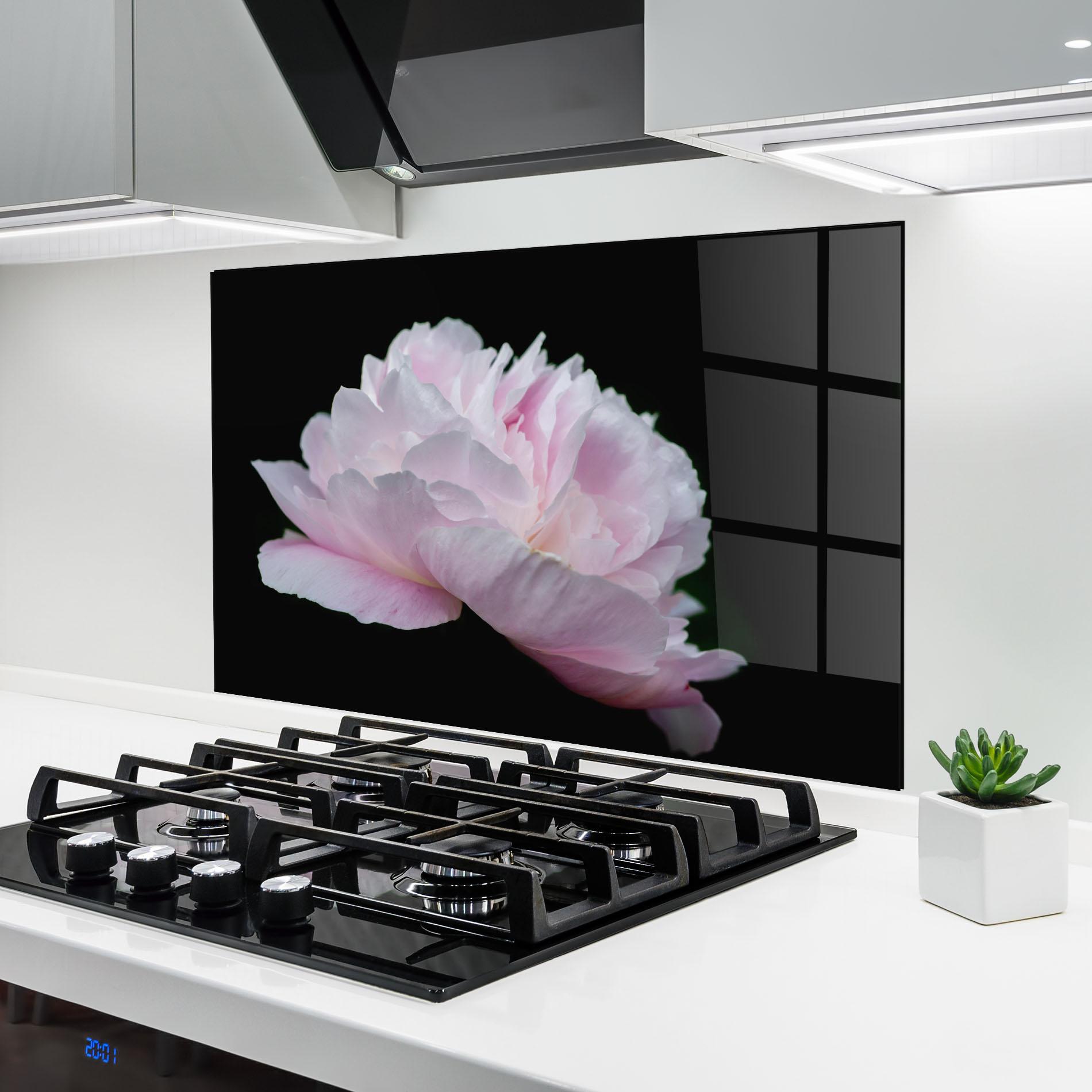 Konyhai üveg hátfal Pastel Peony On Black mockup 6