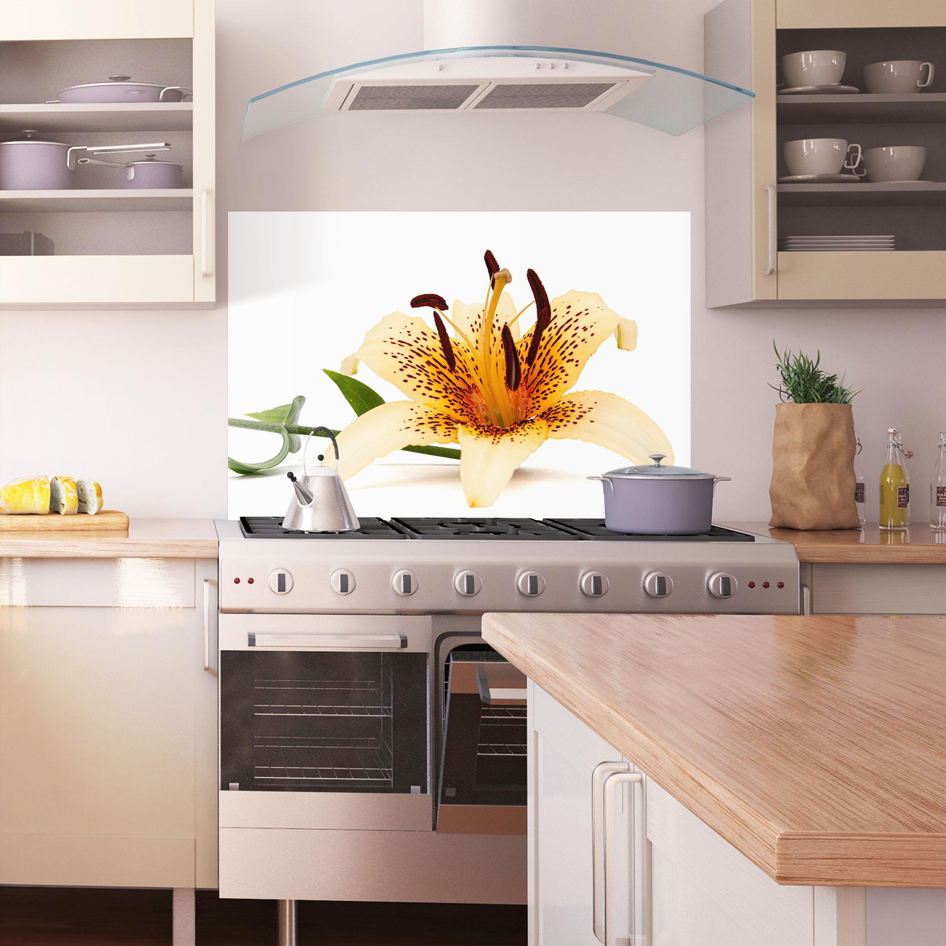 Konyhai üveg hátfal Big Yellow Lily mockup 1