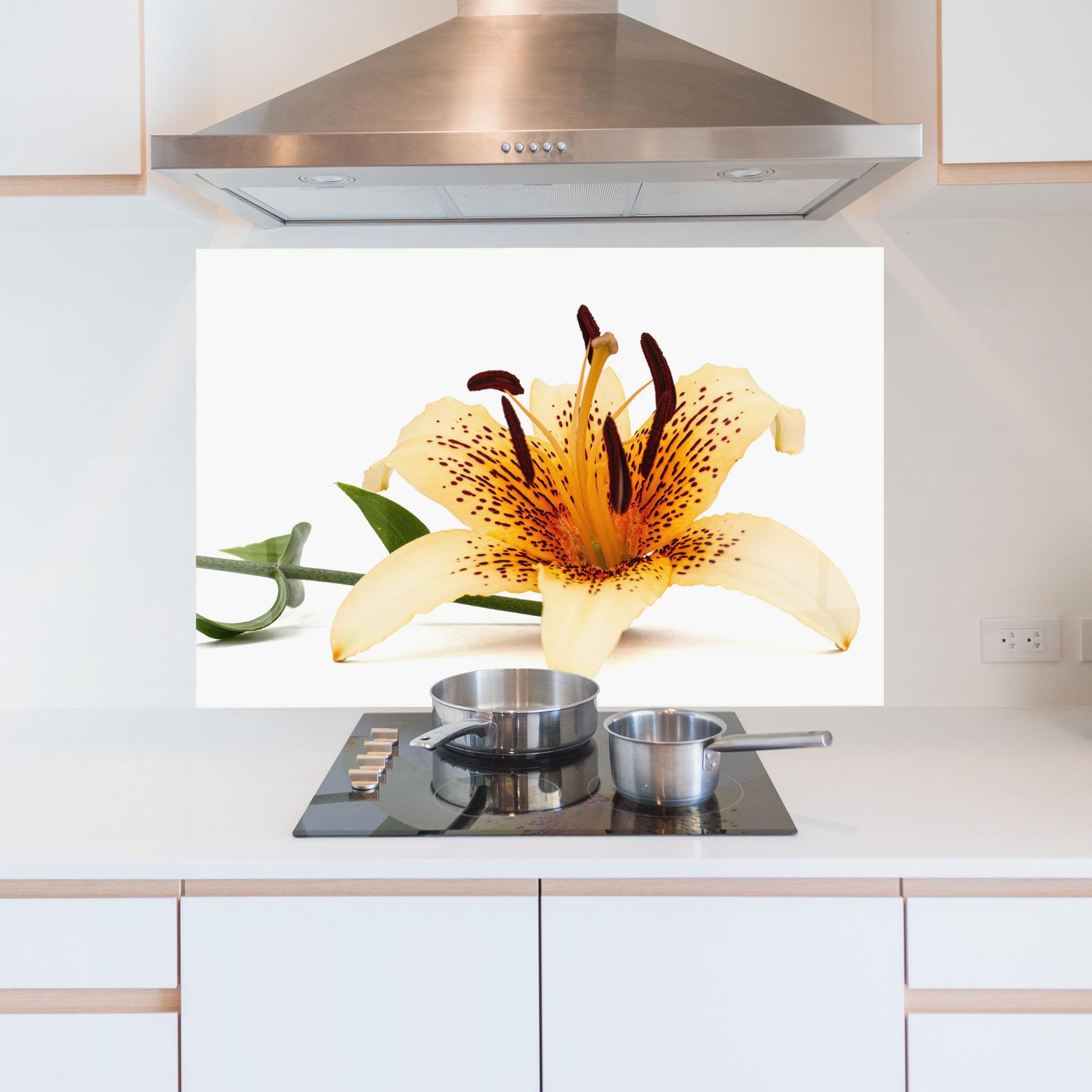 Konyhai üveg hátfal Big Yellow Lily mockup 5