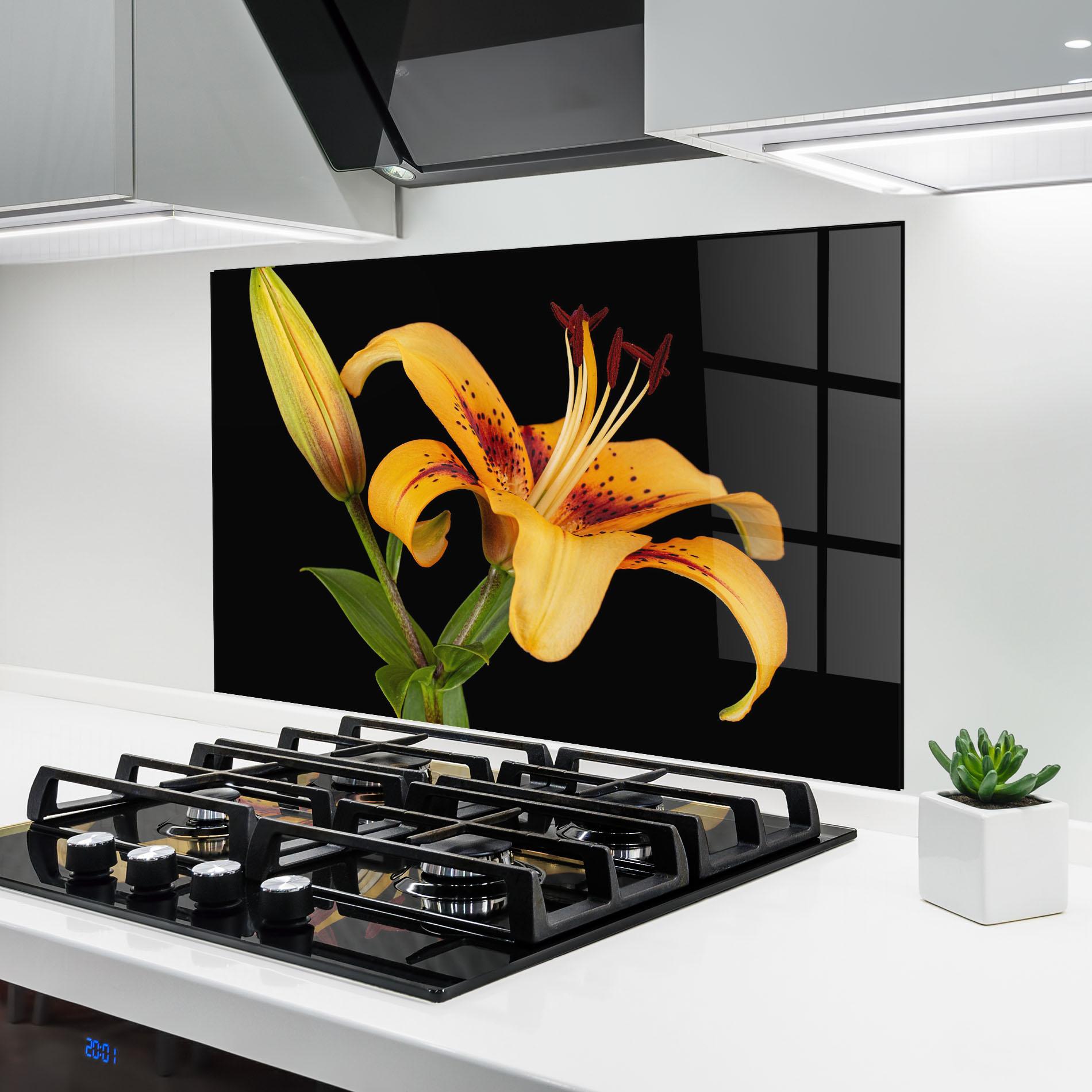 Konyhai üveg hátfal Beautiful Yellow Lily mockup 6