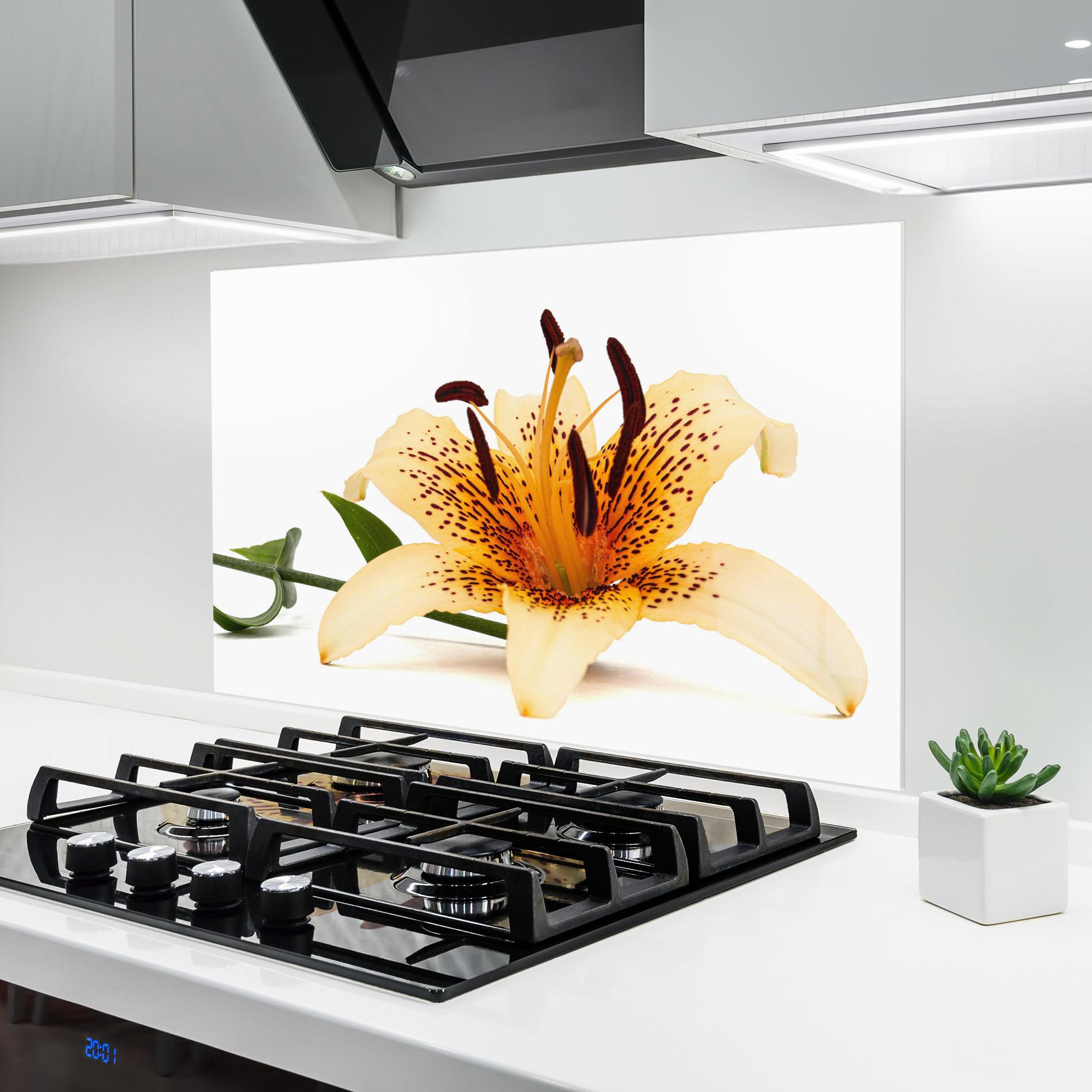 Konyhai üveg hátfal Big Yellow Lily mockup 6