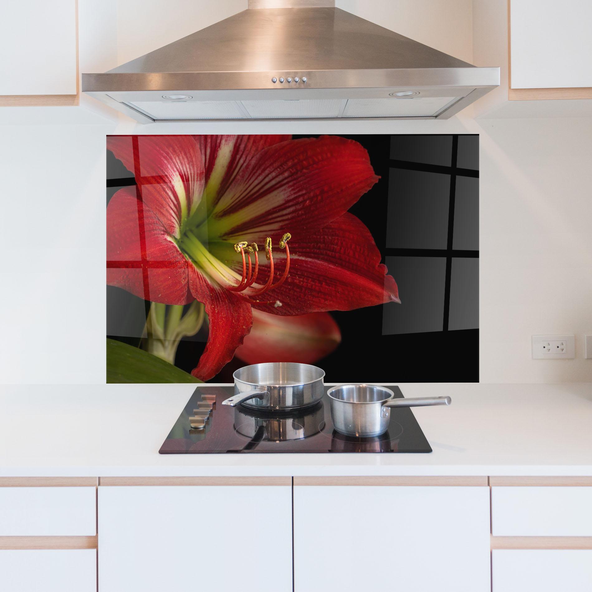Konyhai üveg hátfal Exotic Red Lily mockup 5