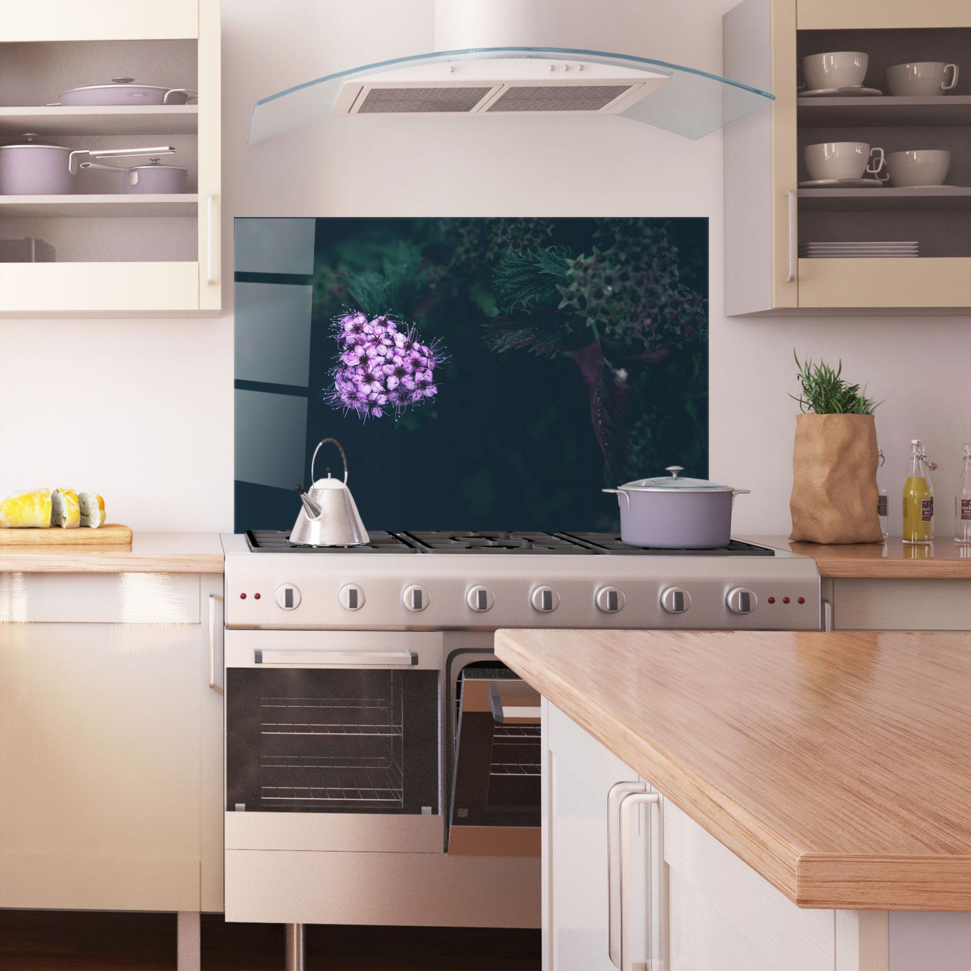 Konyhai üveg hátfal Dark Purple Flower mockup 1
