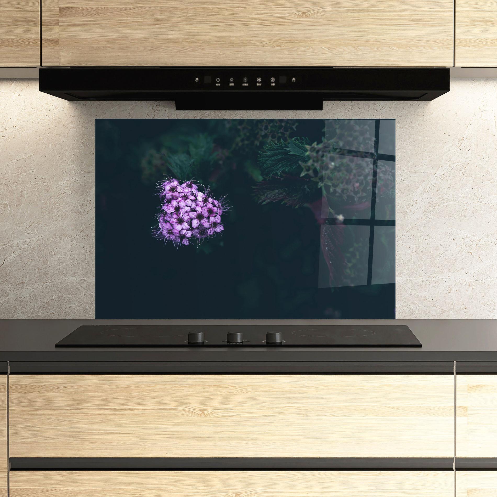 Konyhai üveg hátfal Dark Purple Flower mockup 3