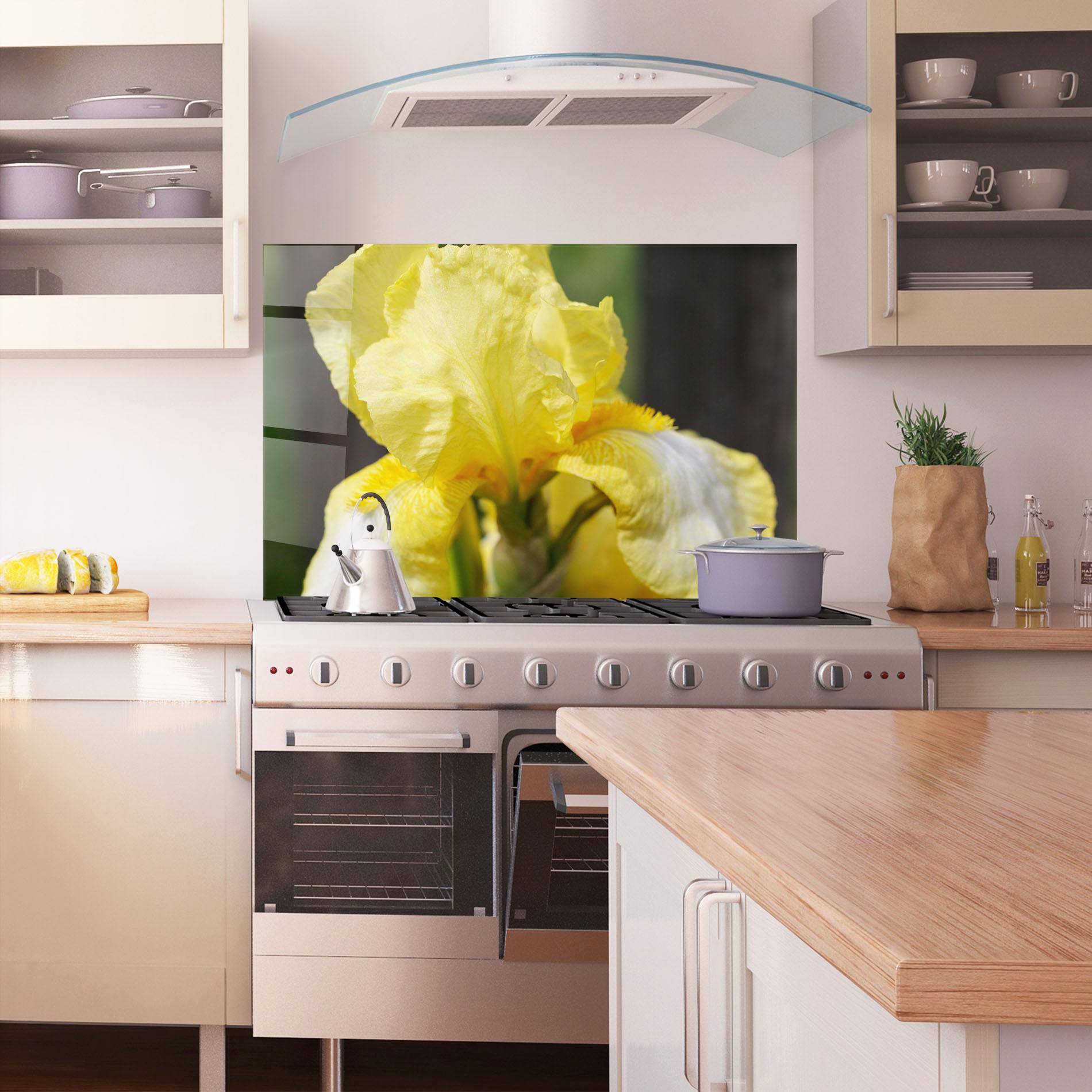 Konyhai üveg hátfal Garden Yellow Iris mockup 1