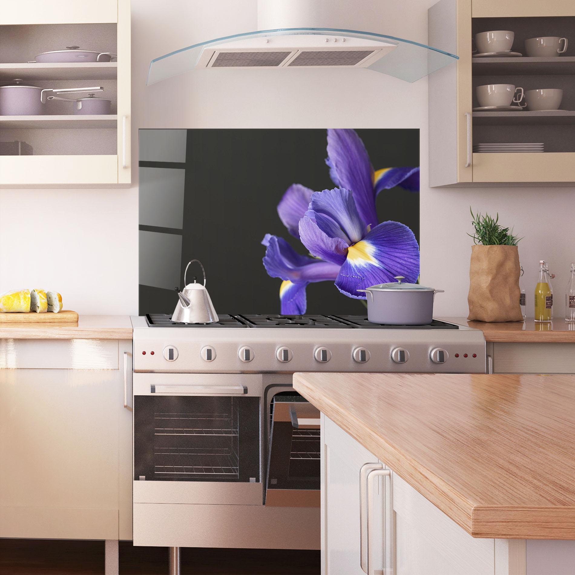 Konyhai üveg hátfal Iris On Black mockup 1