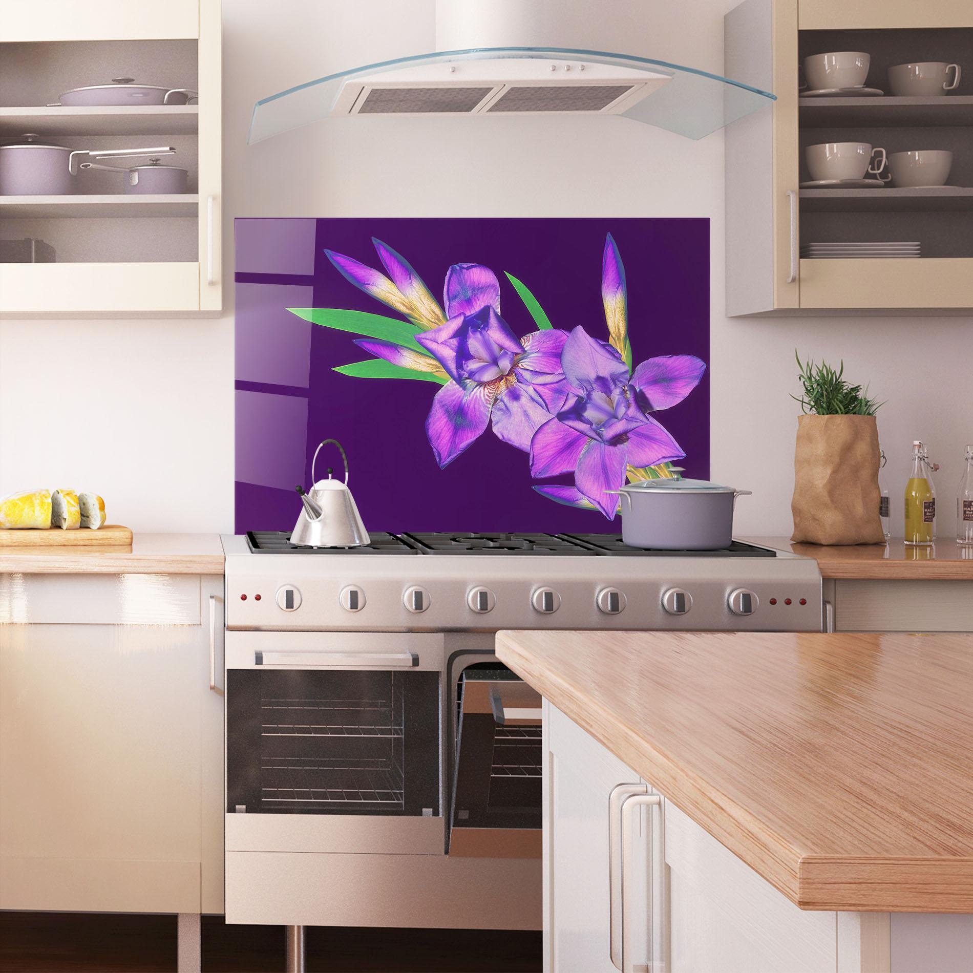 Konyhai üveg hátfal Iris On Purple mockup 1