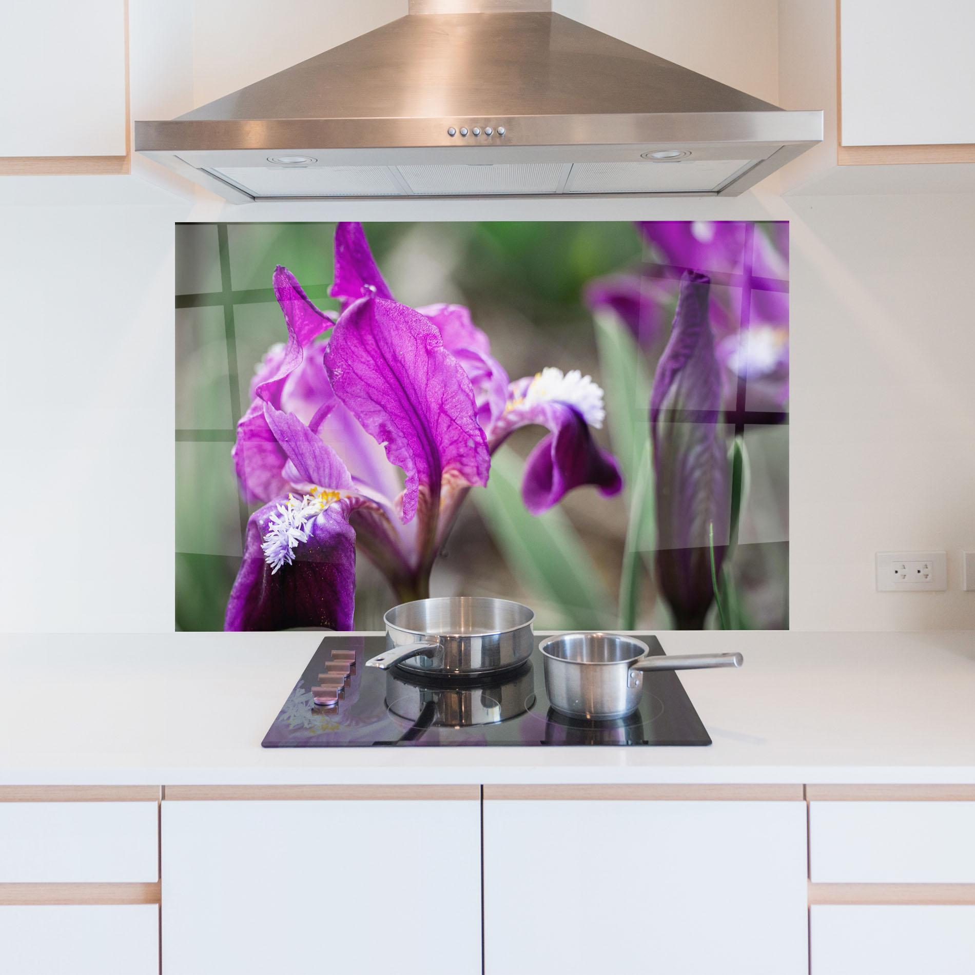 Konyhai üveg hátfal Dark Pink Iris mockup 5