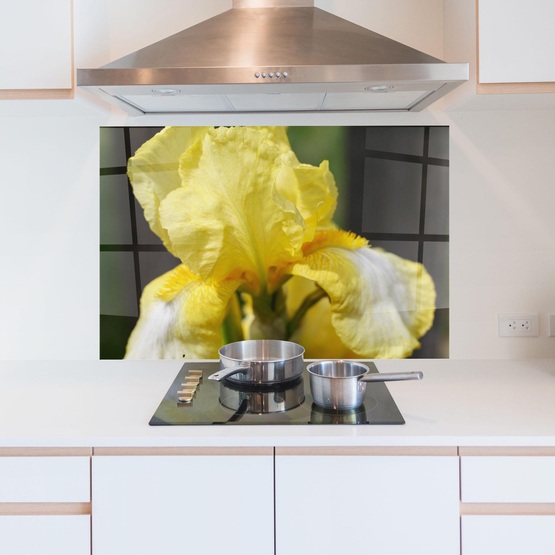Konyhai üveg hátfal Garden Yellow Iris mockup 5