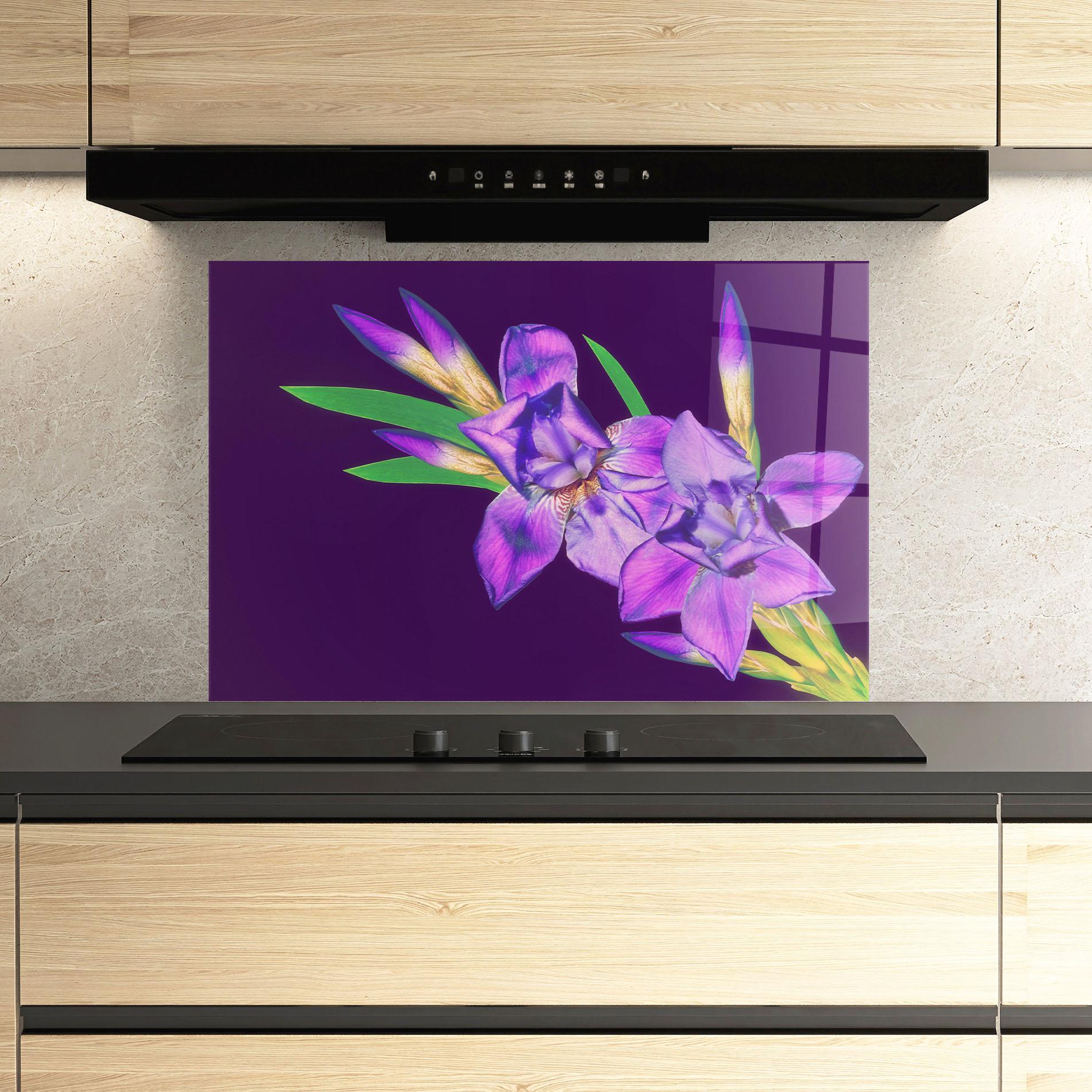 Konyhai üveg hátfal Iris On Purple mockup 3