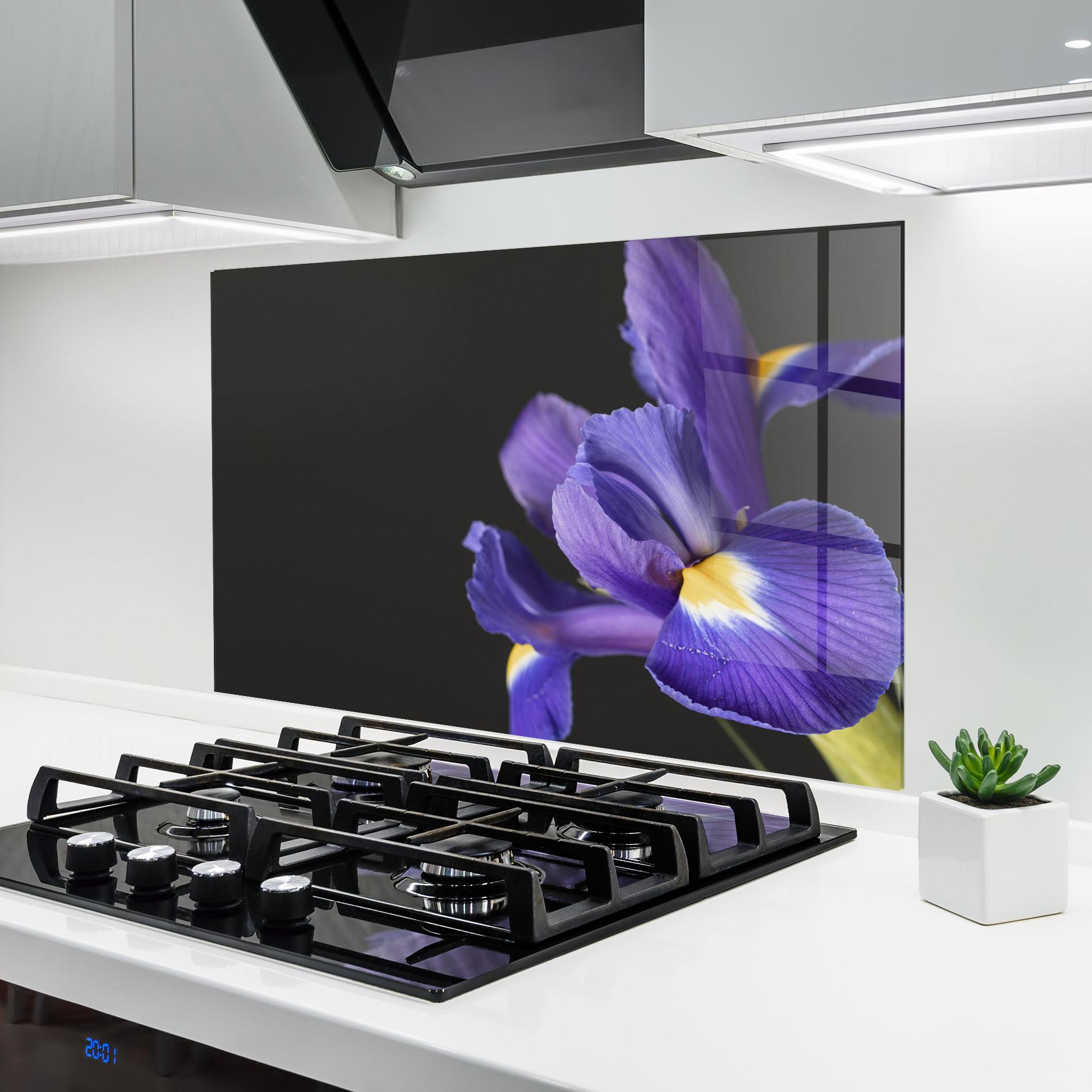 Konyhai üveg hátfal Iris On Black mockup 6