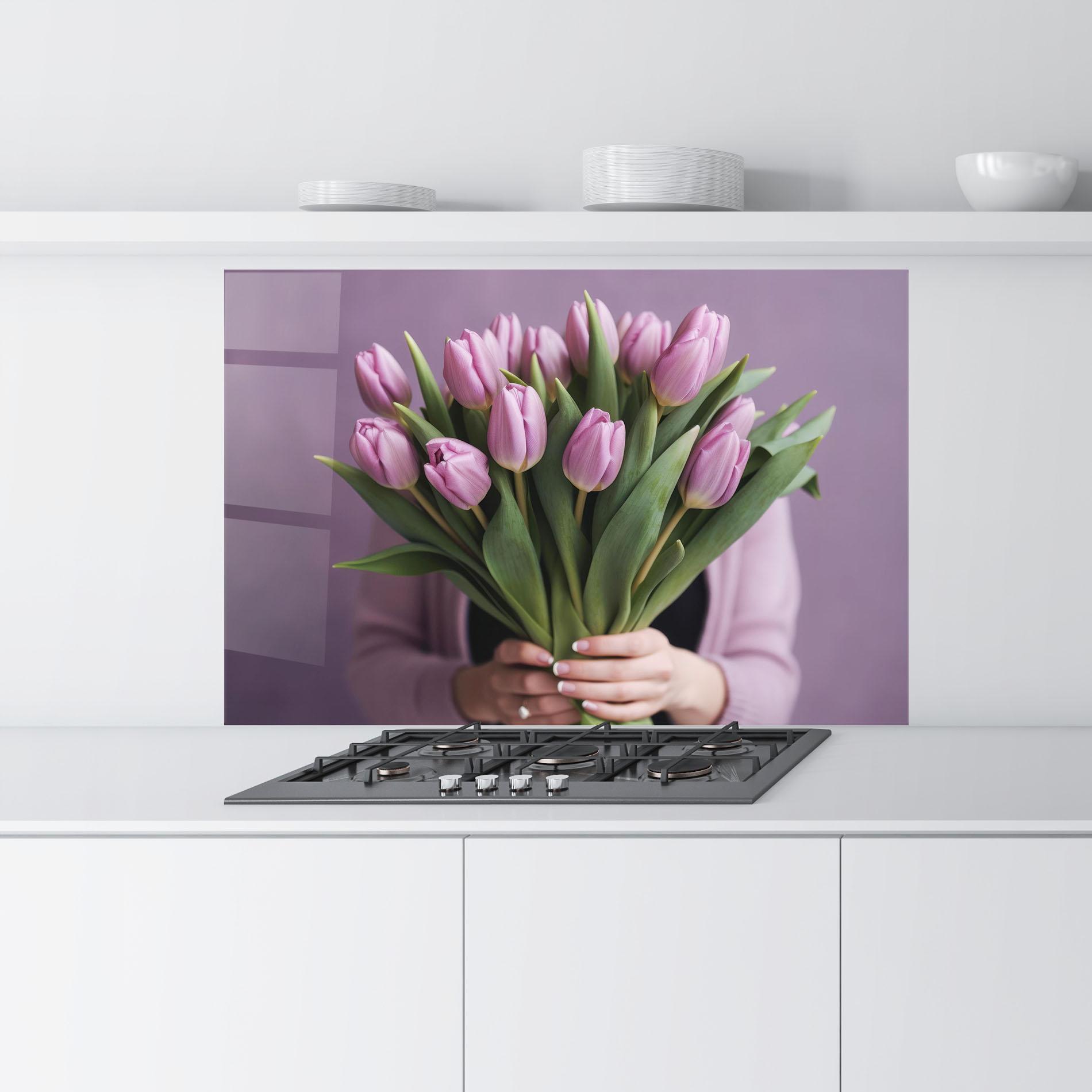Konyhai üveg hátfal Holding Pink Tulips mockup 9
